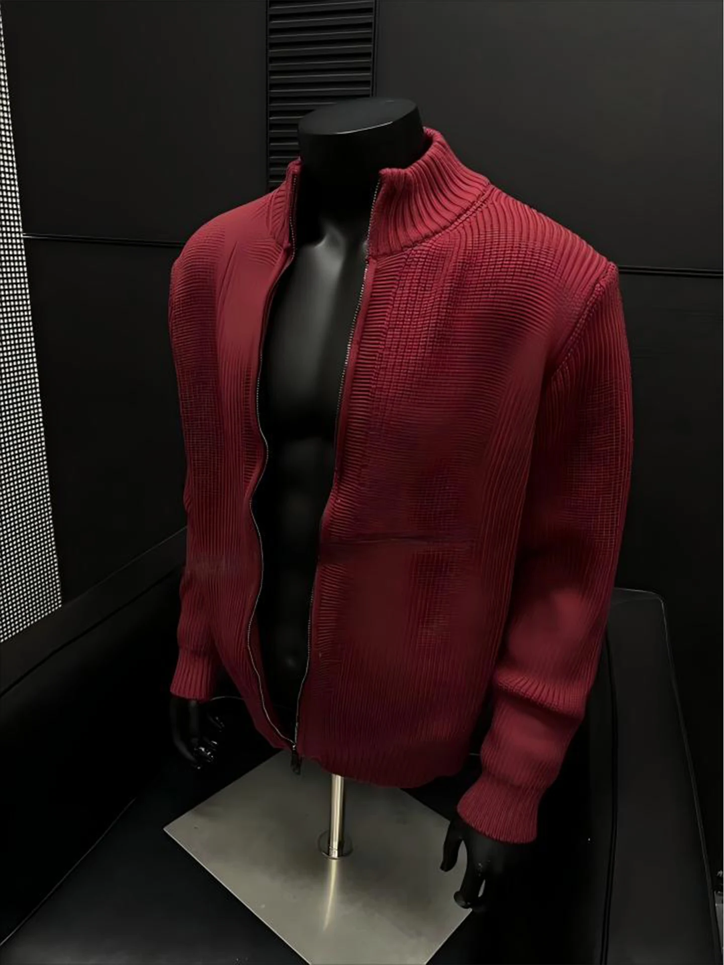 Red Stand Collar Open Cardigan Sweater Men's Style Autumn High End Lightweight Double Zipper Knitted Jacket Lazy Style
Red Stand Collar Open Cardigan Sweater Men's Style Autumn High End Lightweight Double Zipper Knitted Jacket Lazy Style