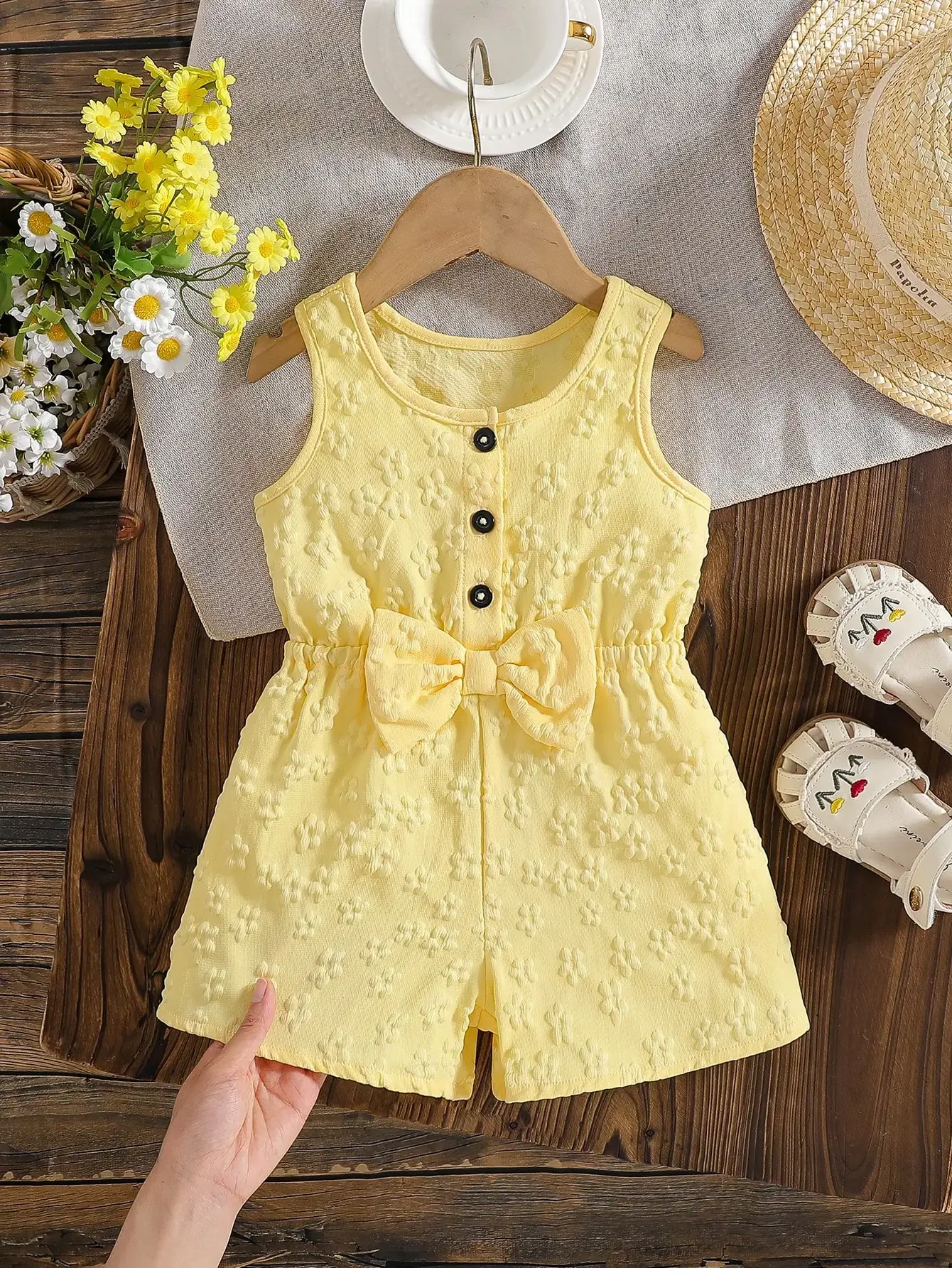 Baby Girls' Cute Solid Color Round Neck Sleeveless Bow Decor Button Design Half-Placket Romper, Suitable For Home, Daily Wear And Outings, Spring/Summer
Baby Girls' Cute Solid Color Round Neck Sleeveless Bow Decor Button Design Half-Placket Romper, Suitable For Home, Daily Wear And Outings, Spring/Summer