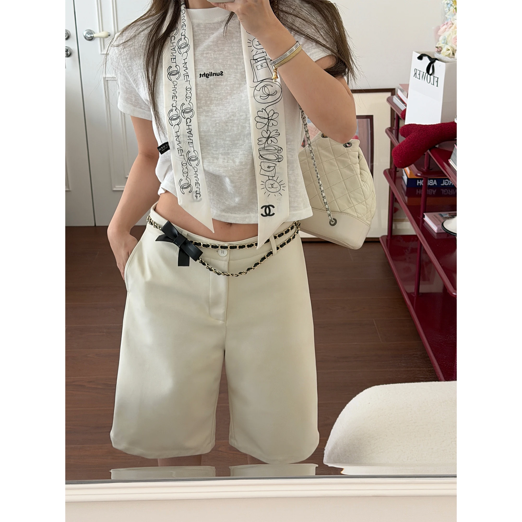 Scout Queen Matte High Quality Protein Leather Five-Quarter Short Casual Pants Women Summer Loose Fit Elegant Style High Waist
Scout Queen Matte High Quality Protein Leather Five-Quarter Short Casual Pants Women Summer Loose Fit Elegant Style High Waist