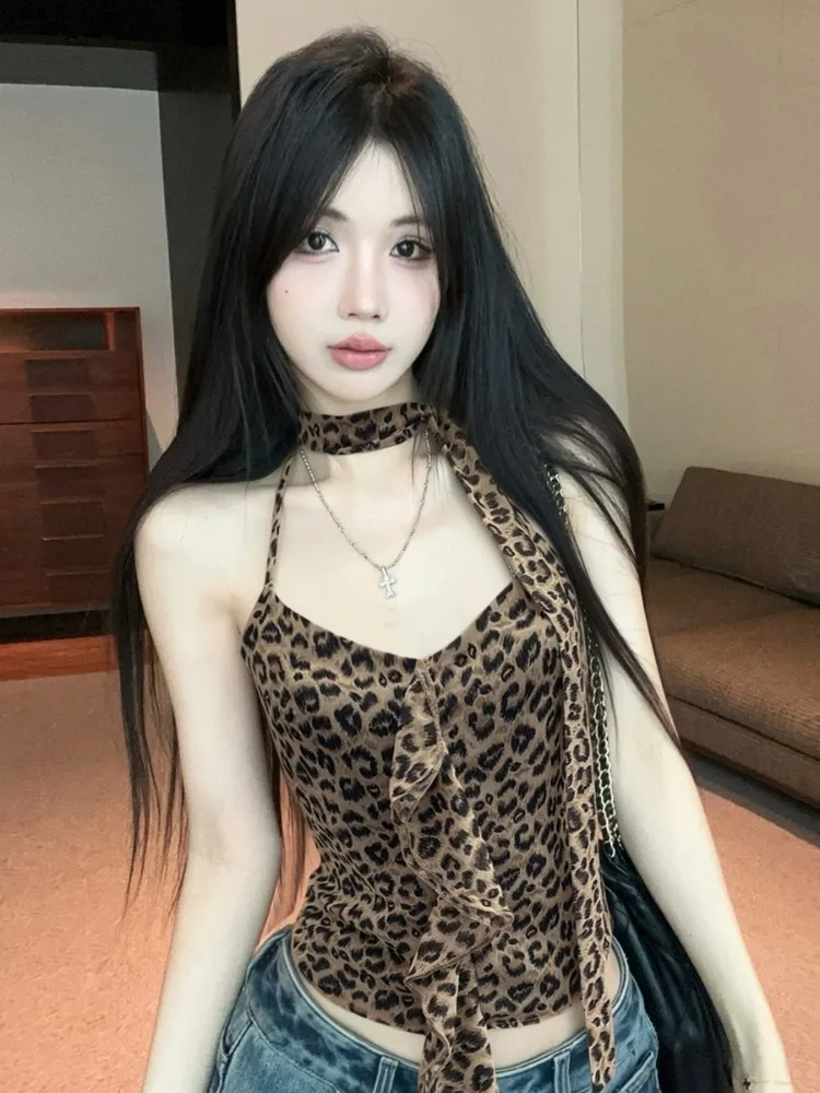 Sexy Succubus Neck Hanging Backless Pleated Leopard Print Halter Top Summer Vacation Style Short Belly Button V-neck Wom...
Sexy Succubus Neck Hanging Backless Pleated Leopard Print Halter Top Summer Vacation Style Short Belly Button V-neck Wom...