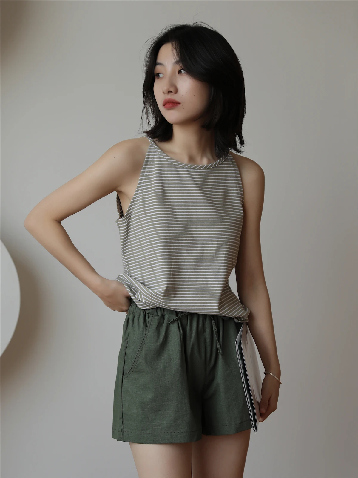 Женская майка в полоску в стиле ретро, лето 2023, новинка Fre Sle, внутренняя одежда, базовый слой, верхняя одежда с небольшими бретелями, смесь хлопка
Женская майка в полоску в стиле ретро, лето 2023, новинка Fre Sle, внутренняя одежда, базовый слой, верхняя одежда с небольшими бретелями, смесь хлопка