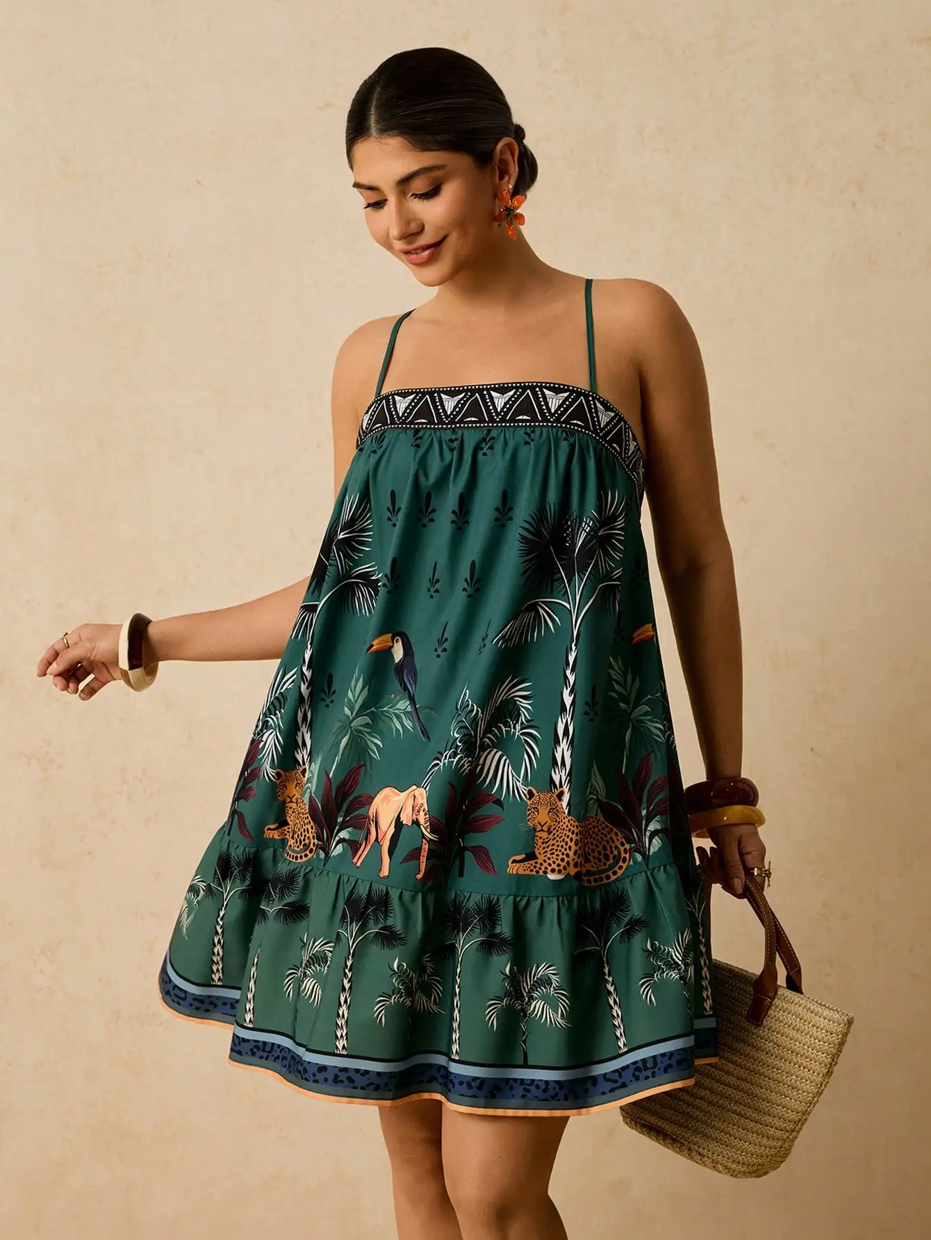 Зеленое мини-платье А-силуэта без рукавов с принтом тропических животных и пальм
Зеленое мини-платье А-силуэта без рукавов с принтом тропических животных и пальм