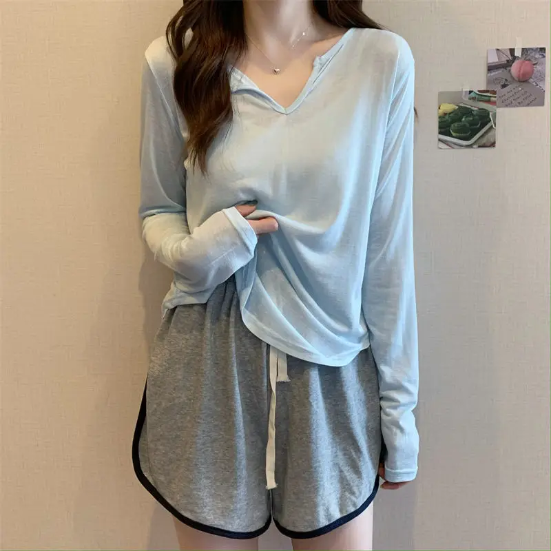 2024 New Summer Slim Fashion V-neck Simple Solid Color Casual Loose Versatile Long Sleeved Sunscreen Ice Silk T-shirt
2024 New Summer Slim Fashion V-neck Simple Solid Color Casual Loose Versatile Long Sleeved Sunscreen Ice Silk T-shirt