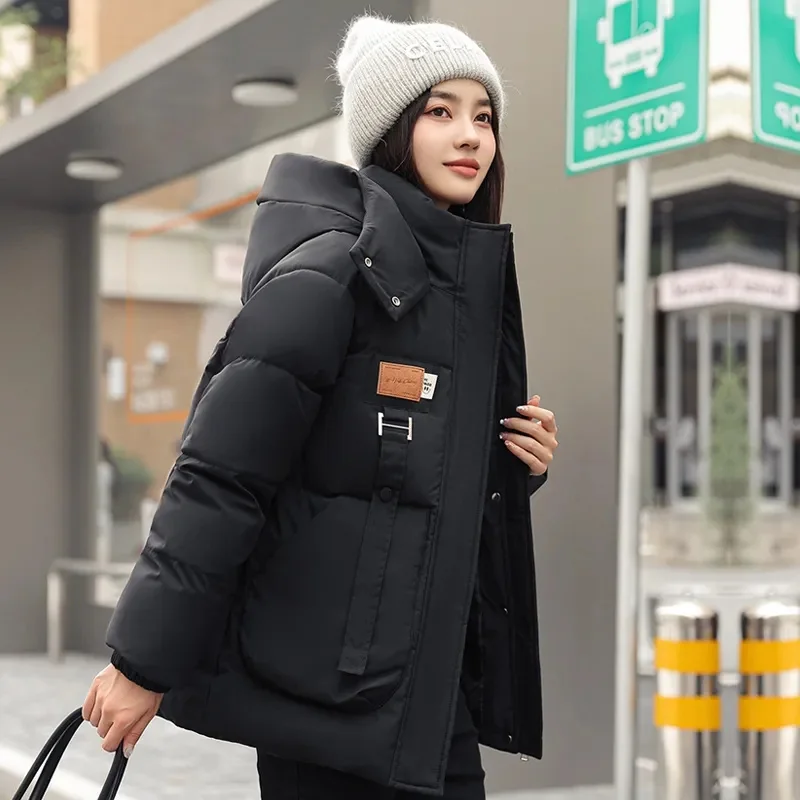 Теплые хлопковые стеганые куртки, модное пуховое пальто, женские парки, новинка зимы 2025 года, утепленная ветровка с капюшоном, верхняя одежда, короткие женские топы
Теплые хлопковые стеганые куртки, модное пуховое пальто, женские парки, новинка зимы 2025 года, утепленная ветровка с капюшоном, верхняя одежда, короткие женские топы