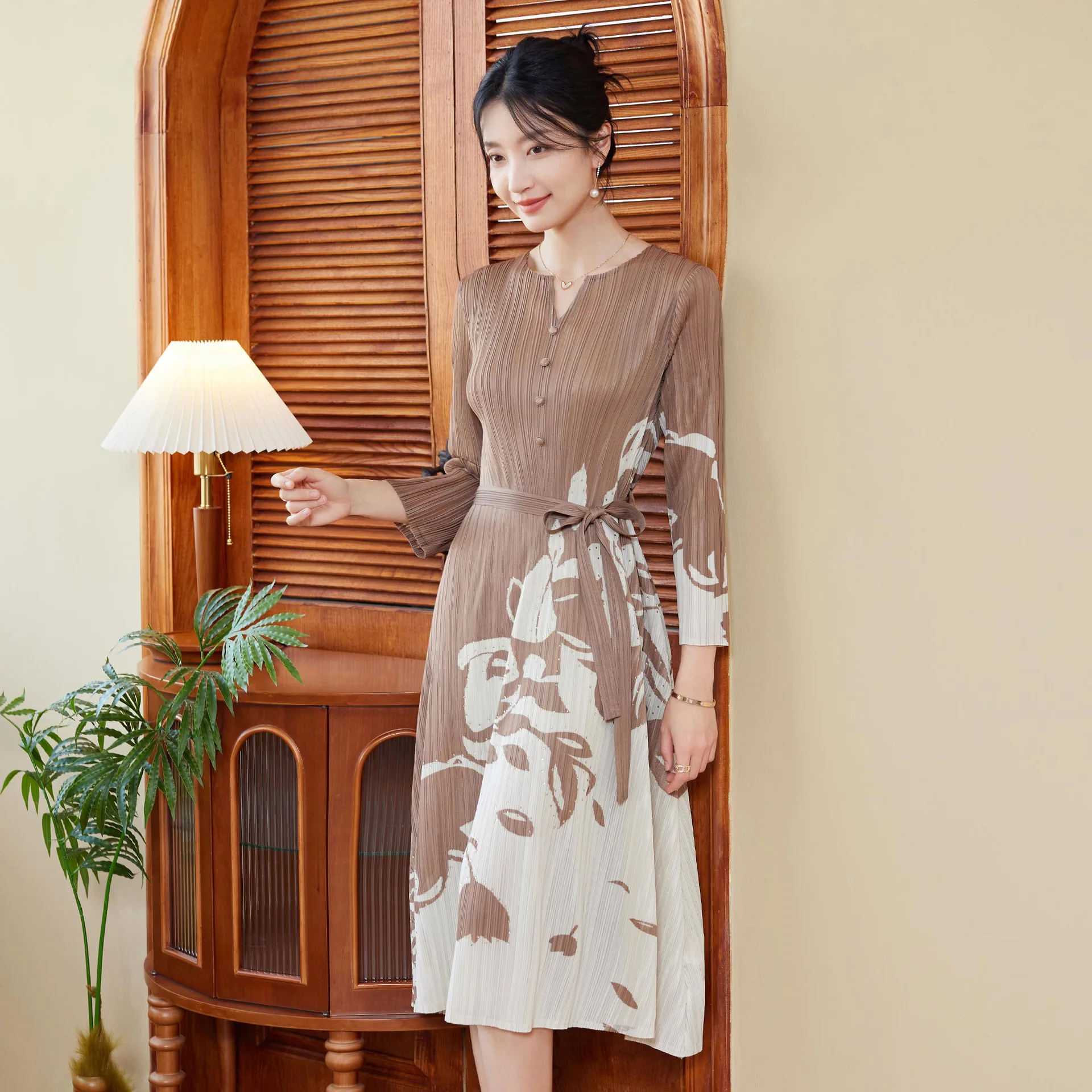 Miyake Pleated Dress Women's 2024 Spring New Fashion Printed V-neck Mid-sleeve Loose Large Size Elegant Mid-length Skirt
Miyake Pleated Dress Women's 2024 Spring New Fashion Printed V-neck Mid-sleeve Loose Large Size Elegant Mid-length Skirt