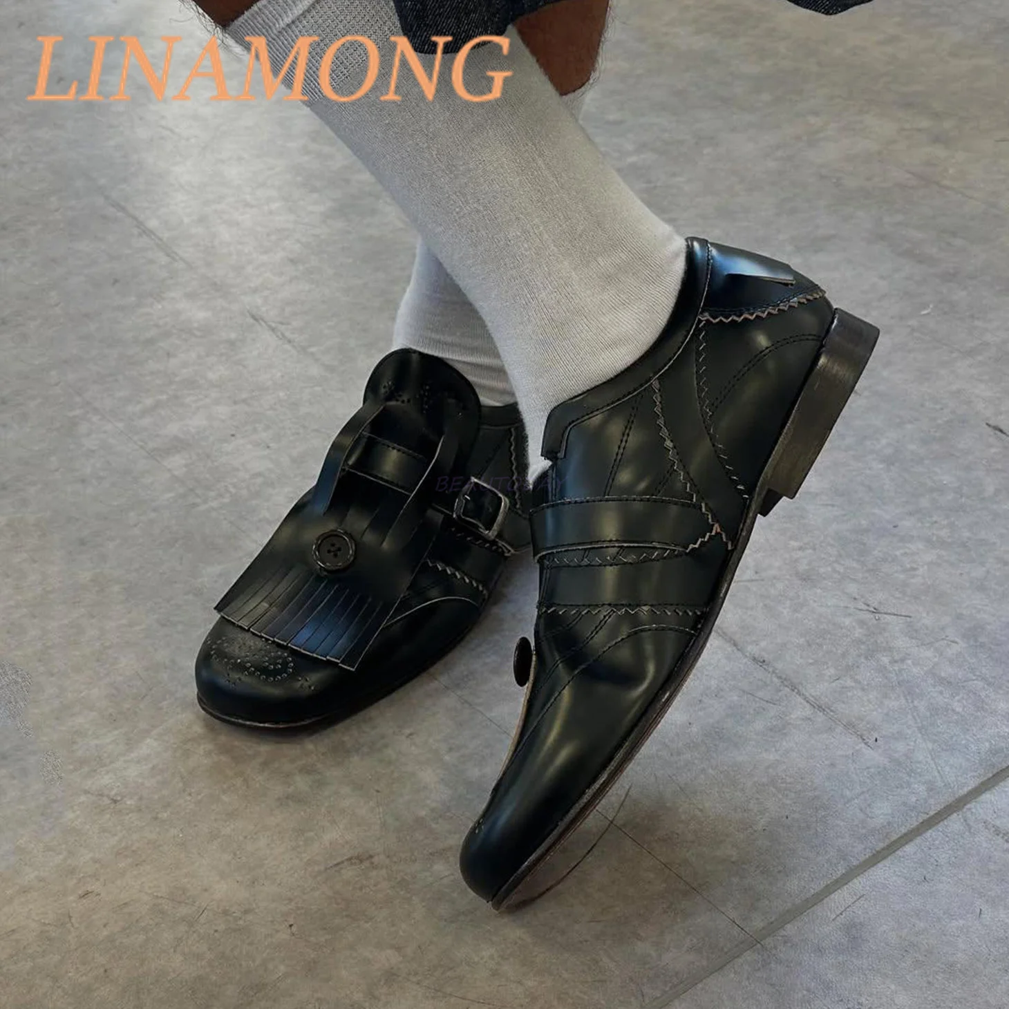 Square Tassel Single Button Leather Shoes Fashionable Carved Design Loafers Round Toe Low Heel Black Versatile Casual Flat Shoes
Square Tassel Single Button Leather Shoes Fashionable Carved Design Loafers Round Toe Low Heel Black Versatile Casual Flat Shoes