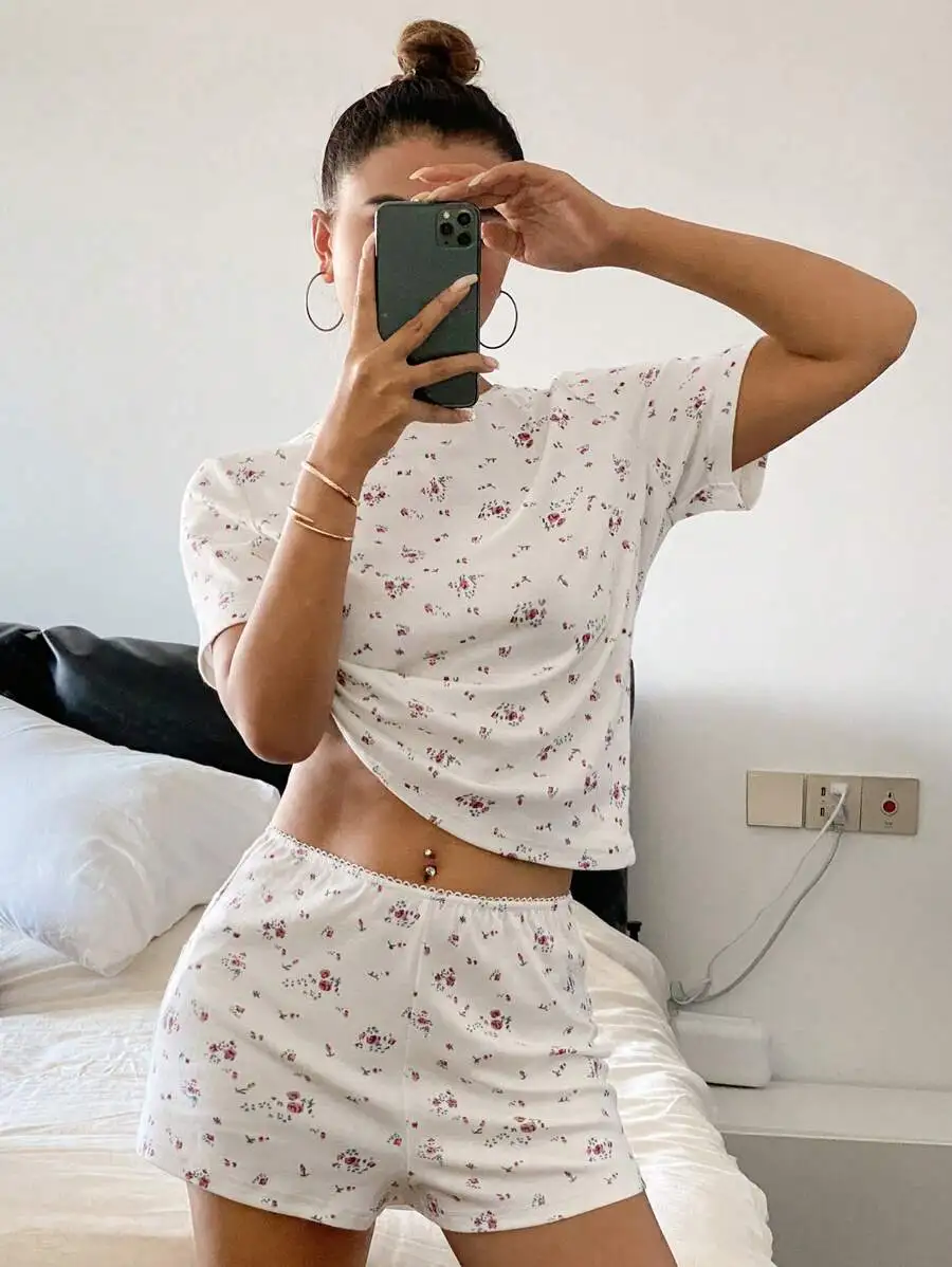 Women Floral Print Round Neck Short Sleeve Sleep Top And Shorts Pajama Set
Women Floral Print Round Neck Short Sleeve Sleep Top And Shorts Pajama Set