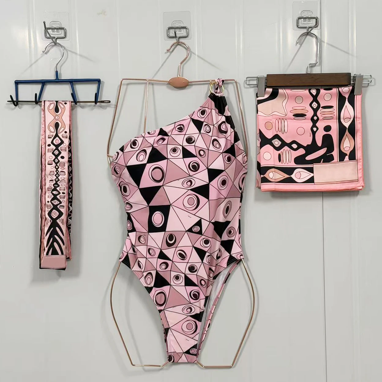 Classic Women's Pink Ribbon Scarf Swimsuits with Designer Signature Logo Luxury Women's One-shoulder One-Piece Swimsuit Swimwear
Classic Women's Pink Ribbon Scarf Swimsuits with Designer Signature Logo Luxury Women's One-shoulder One-Piece Swimsuit Swimwear
