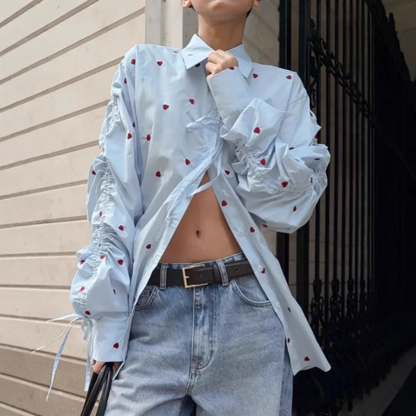 Осенняя женская рубашка с принтом сердца из чистого хлопка с воротником с лацканами, однобортная плиссированная женская блузка, темпераментная рубашка для женщин 
Осенняя женская рубашка с принтом сердца из чистого хлопка с воротником с лацканами, однобортная плиссированная женская блузка, темпераментная рубашка для женщин