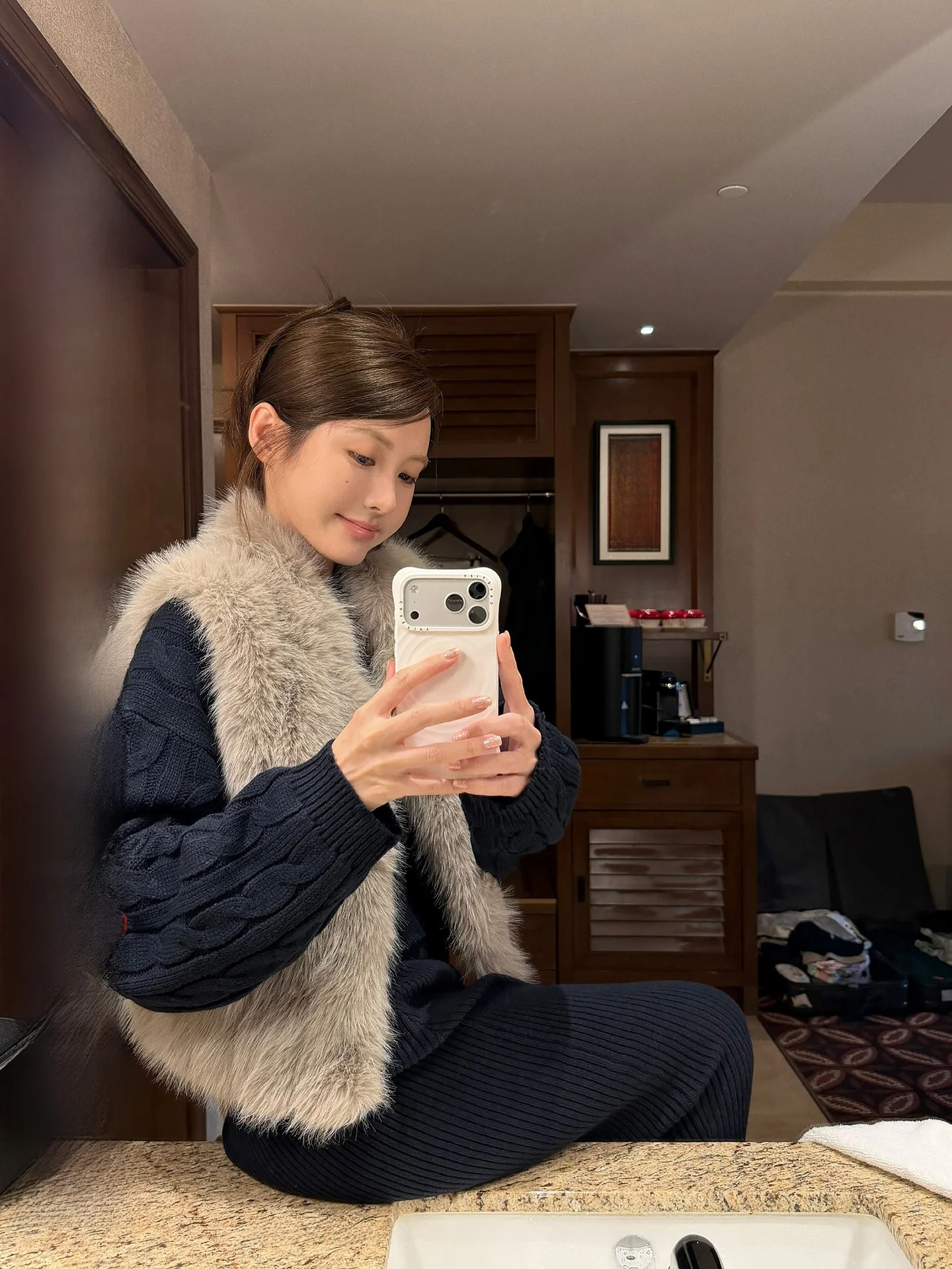 NingSi Silver Grey Sleeveless Furry Vest Women's Winter Outerwear 2025 New Loose Fit Warm High-End Feel Casual Style
NingSi Silver Grey Sleeveless Furry Vest Women's Winter Outerwear 2025 New Loose Fit Warm High-End Feel Casual Style