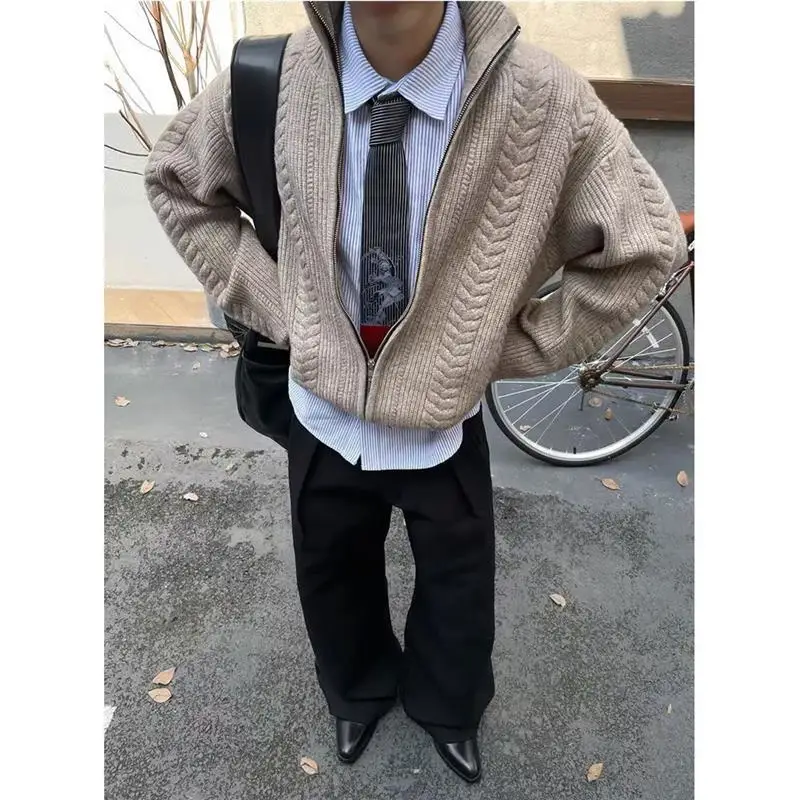 American Retro Wheat Ear Pattern Knitted Sweater Coat Men's f High Collar Open Cardigan Sweater CleanFit Old Money Sle
American Retro Wheat Ear Pattern Knitted Sweater Coat Men's f High Collar Open Cardigan Sweater CleanFit Old Money Sle