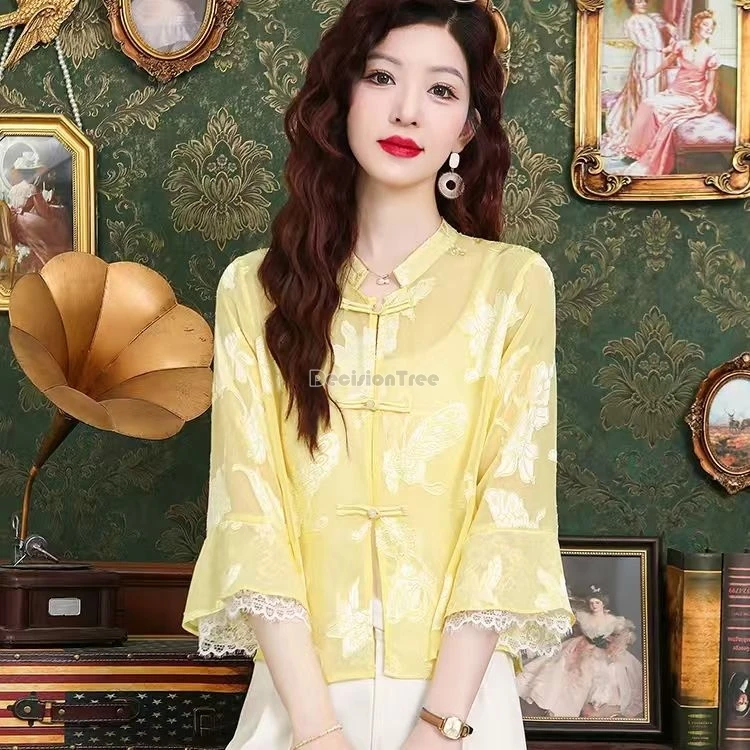 Новинка 2025, стильная шифоновая куртка в китайском стиле, летняя куртка в стиле ретро с воротником-стойкой и половиной рукава, кружевной свободный костюм с биркой, топ Cheongsam для женщин 
Новинка 2025, стильная шифоновая куртка в китайском стиле, летняя куртка в стиле ретро с воротником-стойкой и половиной рукава, кружевной свободный костюм с биркой, топ Cheongsam для женщин