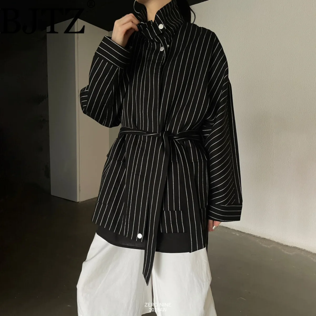 BJTZ Fashion Lapel Bandage Waist Striped Trench Jacket For Women 2025 Spring Autumn New Versatile Long Sleeve Loose Fit Coat
BJTZ Fashion Lapel Bandage Waist Striped Trench Jacket For Women 2025 Spring Autumn New Versatile Long Sleeve Loose Fit Coat