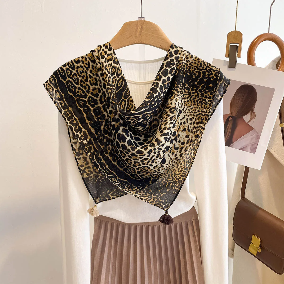Silk Scarf Women 60cm Square Leopard Print Neck Scarf Hijab Bandana Foulard Shawl Wrap for Lady 2026 Fashion Luxury Brand Satin
Silk Scarf Women 60cm Square Leopard Print Neck Scarf Hijab Bandana Foulard Shawl Wrap for Lady 2026 Fashion Luxury Brand Satin