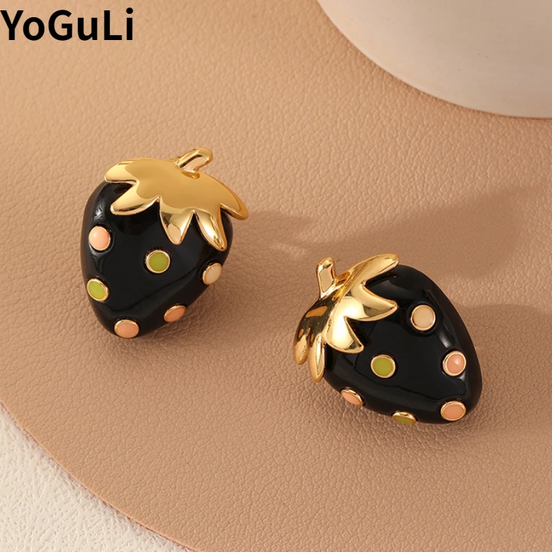 Fashion Jewelry Black Strawberry Earrings Retro Style High Quality Copper Stud For Women Girl Gift
Fashion Jewelry Black Strawberry Earrings Retro Style High Quality Copper Stud For Women Girl Gift