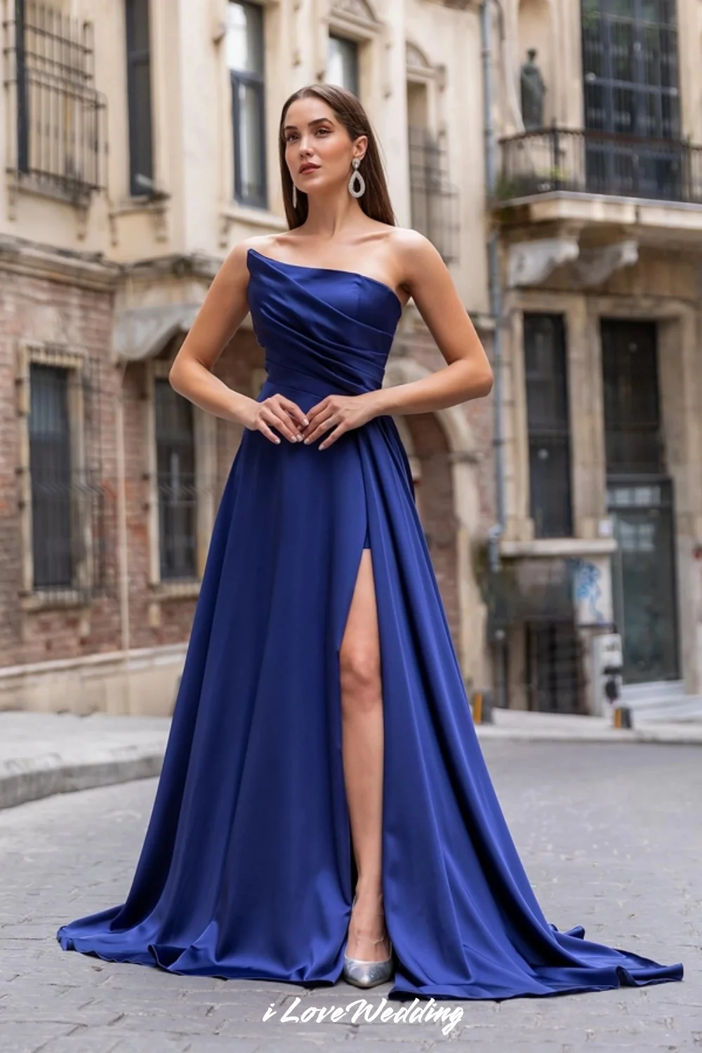 Navy Blue Strapless Prom Dresses 2025 Satin Sleeveless A-Line Side Split Ruched Sweep Train Wedding Party Dresses Customized
Navy Blue Strapless Prom Dresses 2025 Satin Sleeveless A-Line Side Split Ruched Sweep Train Wedding Party Dresses Customized