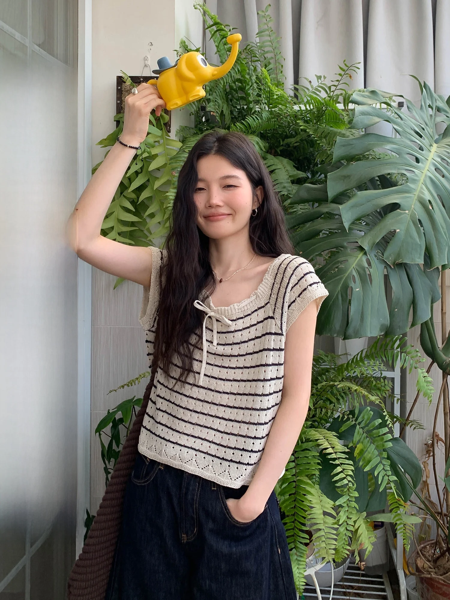 Summer 2026 Women's Knitted Short Sleeve Hollow out Striped Top Thin Model Design Sense Good Looking Casual Loose Fit
Summer 2026 Women's Knitted Short Sleeve Hollow out Striped Top Thin Model Design Sense Good Looking Casual Loose Fit