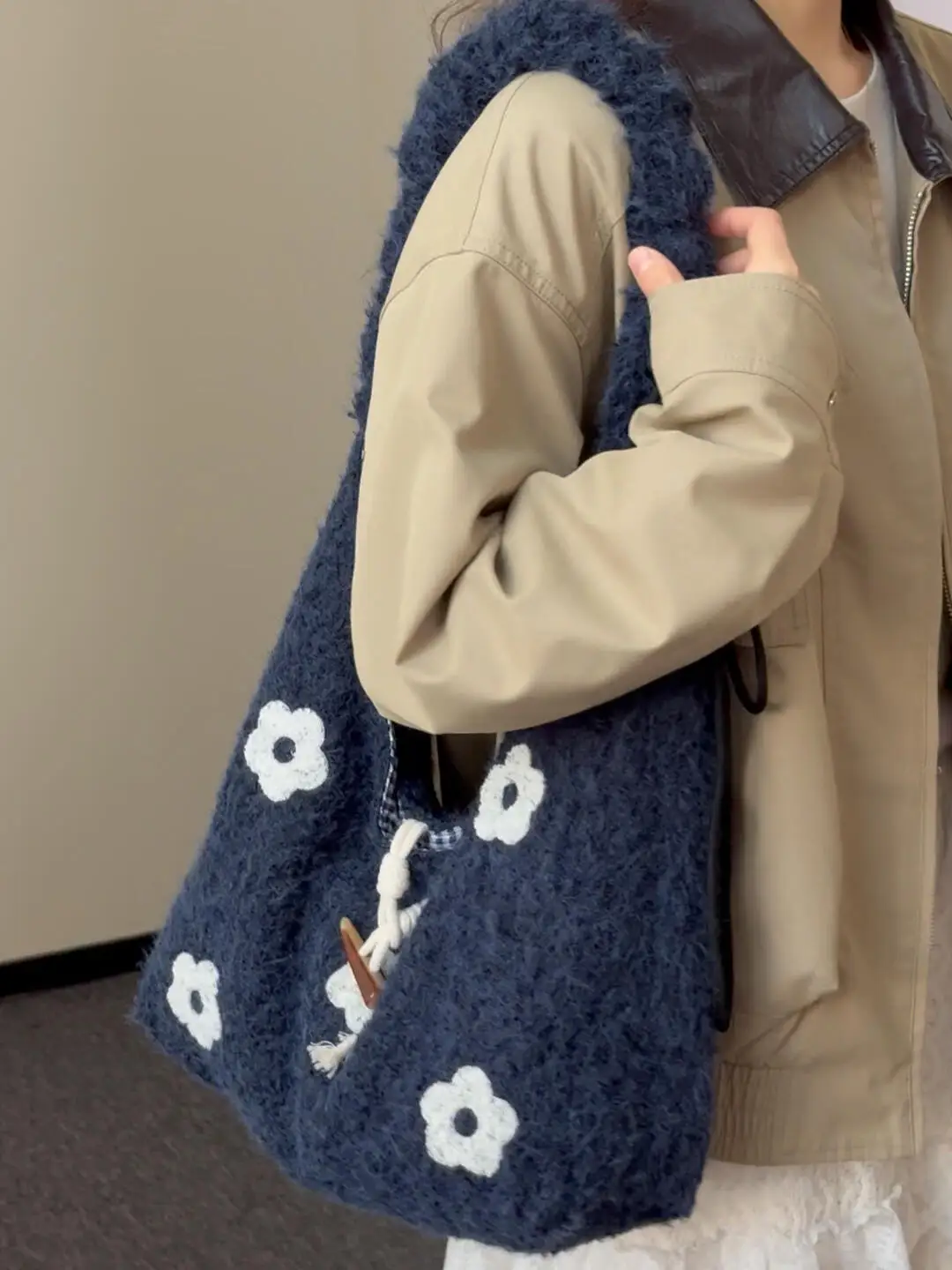 Casual Large Capaci Faux Fur Flower Crossbody Bag Adjustable Dstring Single oulder Commuter Bag for Young Women
Casual Large Capaci Faux Fur Flower Crossbody Bag Adjustable Dstring Single oulder Commuter Bag for Young Women