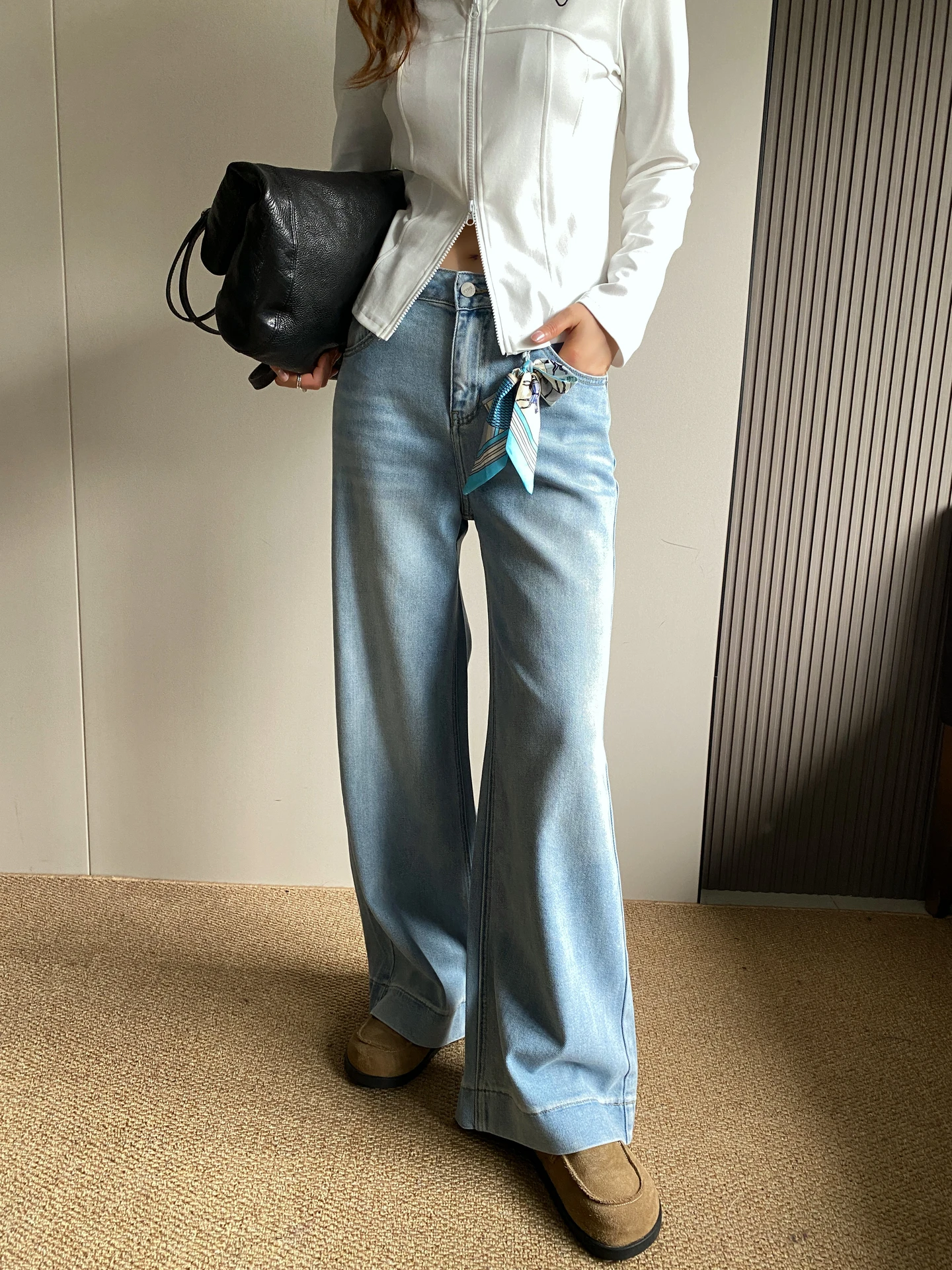 Женские джинсы с высокой талией, свободного кроя, удлиненные, широкие штанины, весенняя новинка, американский стиль, выцветшие, однотонные, из денима
Женские джинсы с высокой талией, свободного кроя, удлиненные, широкие штанины, весенняя новинка, американский стиль, выцветшие, однотонные, из денима