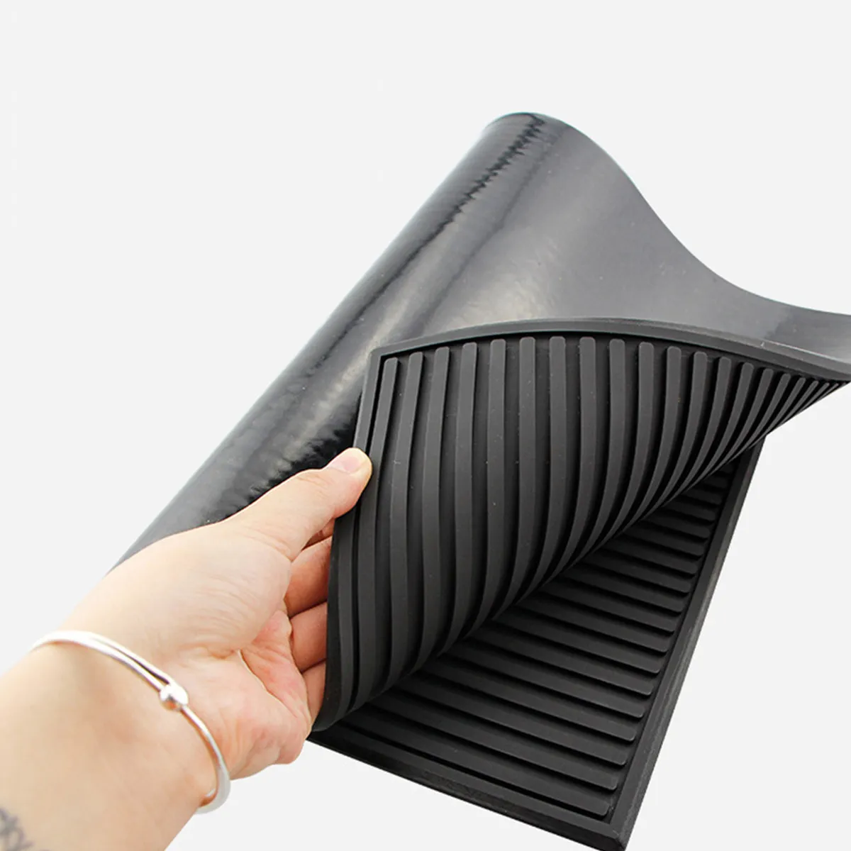Anti Skid Hairdressing Tool Mat Storage Cushion for Barber Station Countertop Heat Resistant Non Slip Scissors Organizer Pad
Anti Skid Hairdressing Tool Mat Storage Cushion for Barber Station Countertop Heat Resistant Non Slip Scissors Organizer Pad