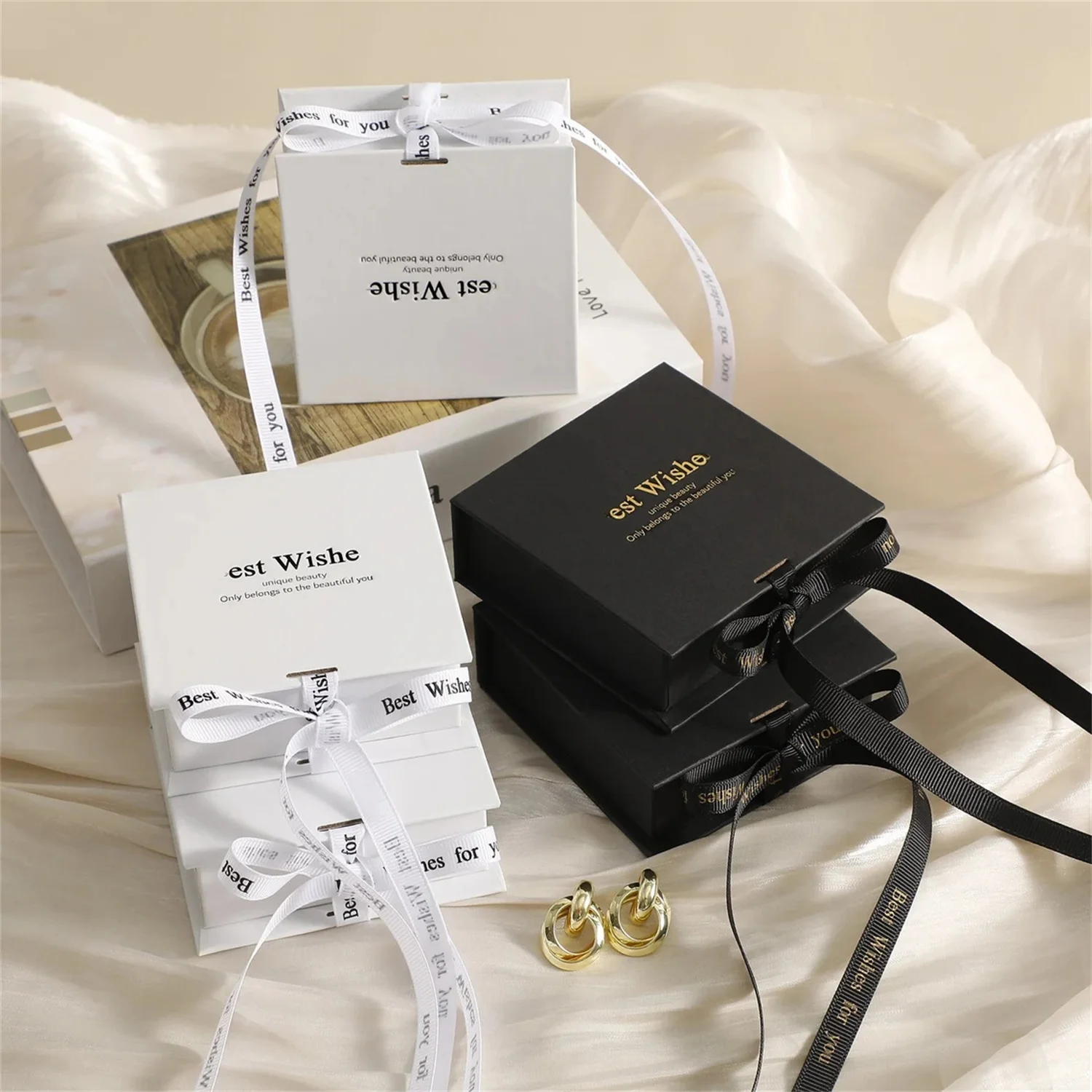 White Ribbon Flip Box Cardboard Jewelry Box with Foam Inside Necklace Bracelet Ring Ring Ring Ring Earring Box Customizable Logo
White Ribbon Flip Box Cardboard Jewelry Box with Foam Inside Necklace Bracelet Ring Ring Ring Ring Earring Box Customizable Logo