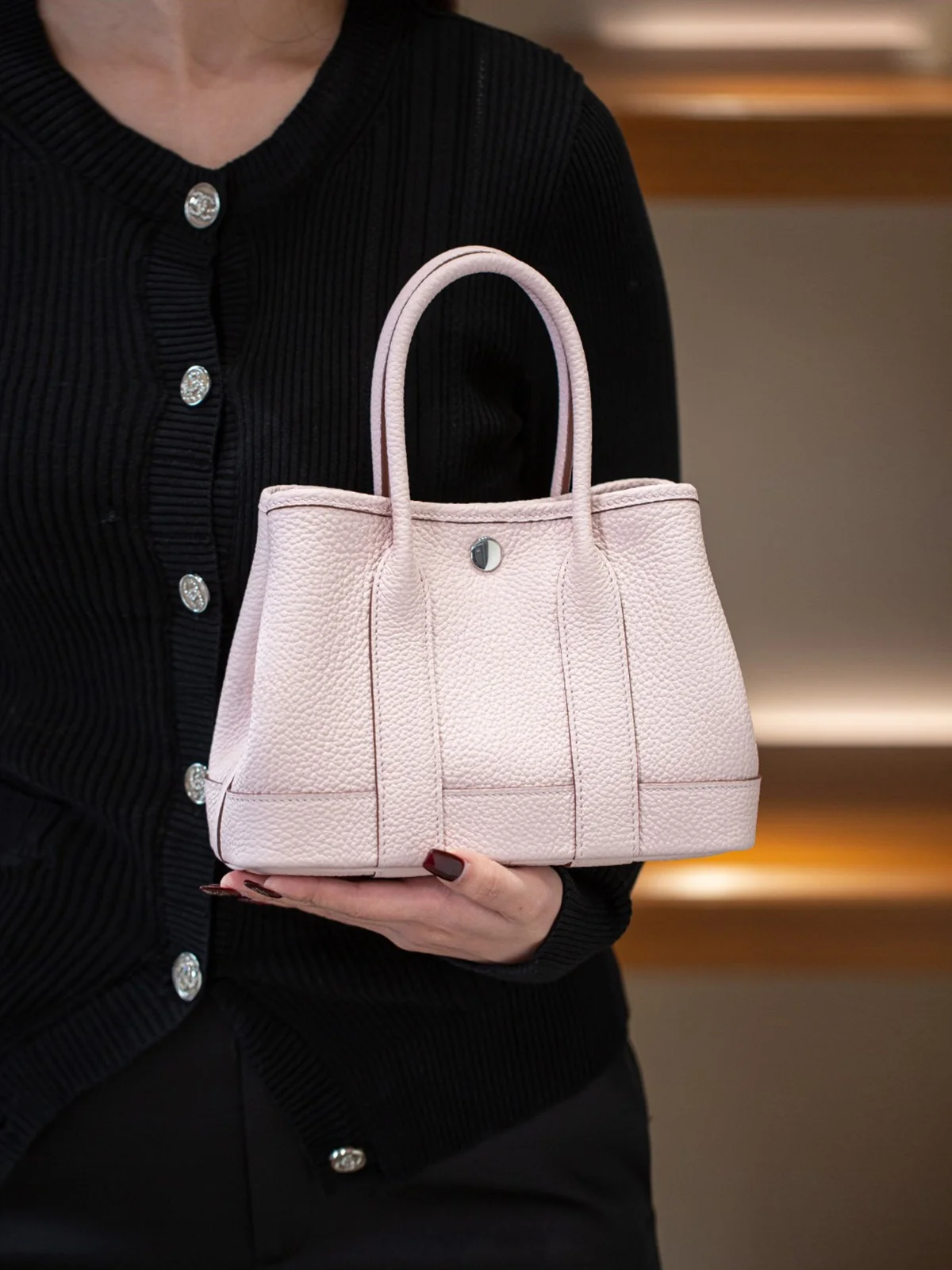 Le Parfum Genuine Leather Garden Tote Women's Versatile Commuter Handbag Soft Cowhide No oulder Strap Casual Sle
Le Parfum Genuine Leather Garden Tote Women's Versatile Commuter Handbag Soft Cowhide No oulder Strap Casual Sle