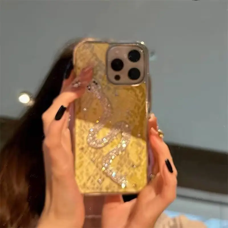 High-end luxury rhinestone snake pattern flash diamond mobile phone case for iPhone15promax new drop-resistant protective cover
High-end luxury rhinestone snake pattern flash diamond mobile phone case for iPhone15promax new drop-resistant protective cover