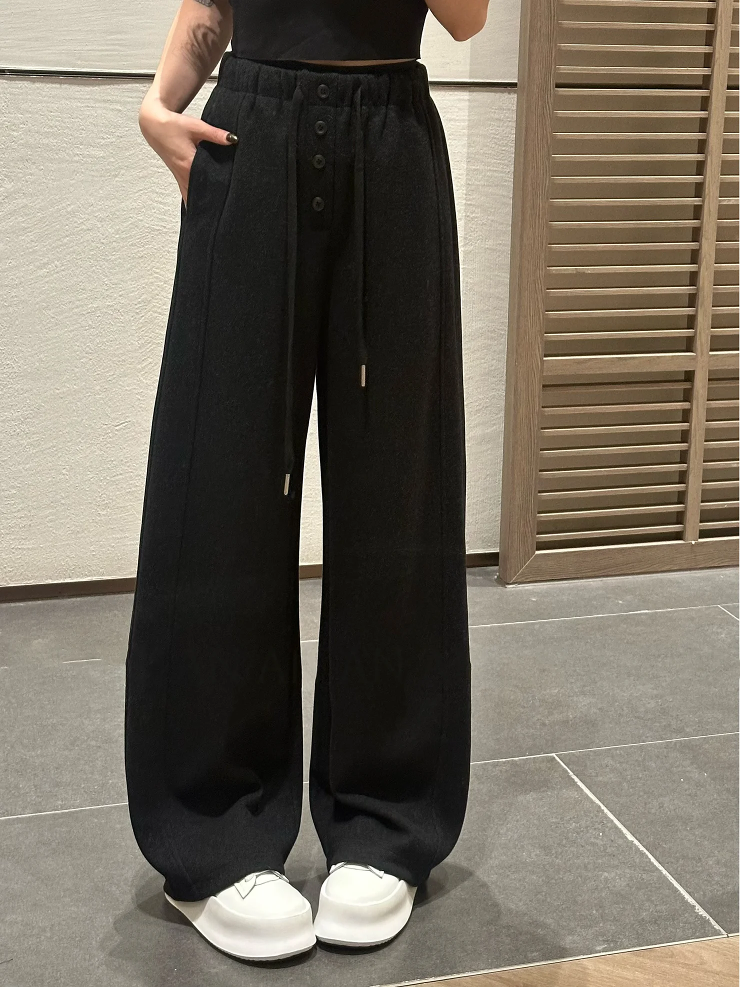 Повседневные женские брюки с высокой талией и широкими штанинами, осенне-зимние, маленькие размеры, свободные, универсальные, стройнящие, струящиеся, с эластичным поясом, спортивные
Повседневные женские брюки с высокой талией и широкими штанинами, осенне-зимние, маленькие размеры, свободные, универсальные, стройнящие, струящиеся, с эластичным поясом, спортивные