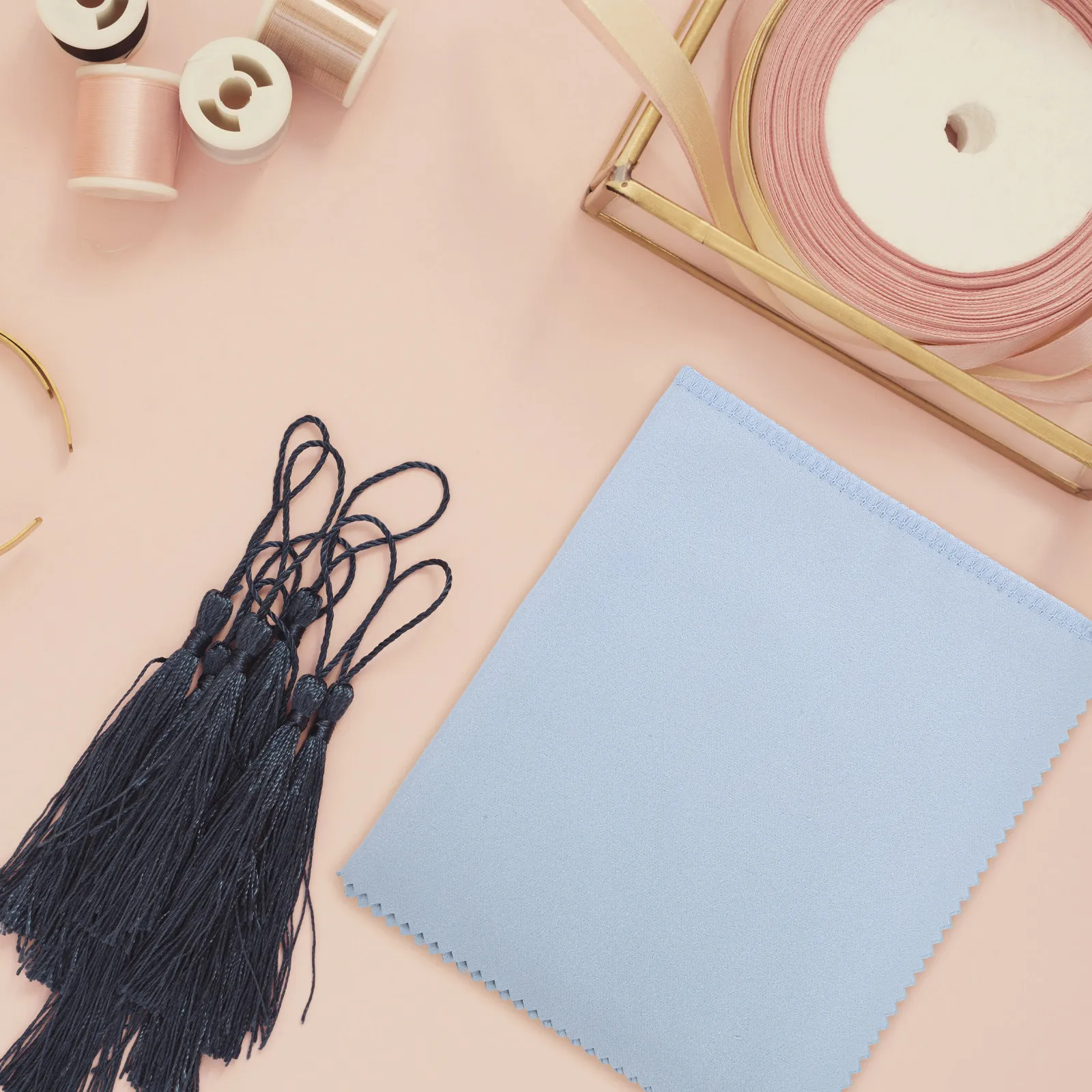 Efficient Double Layer Silver Cleaning Cloth for Jewelry Polishing Wipe for Watch Fittings and Metal Items
Efficient Double Layer Silver Cleaning Cloth for Jewelry Polishing Wipe for Watch Fittings and Metal Items