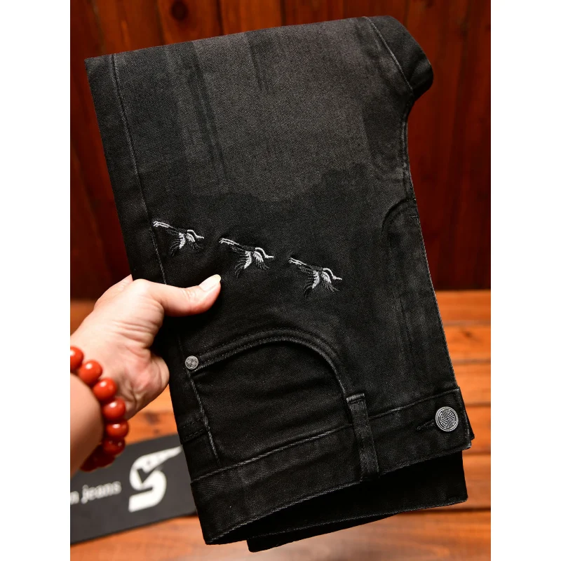 Высококачественные черные мужские джинсы с вышивкой на осень, приталенный крой на маленьких ножках, модный эластичный принт, брюки в китайском этническом стиле.
Высококачественные черные мужские джинсы с вышивкой на осень, приталенный крой на маленьких ножках, модный эластичный принт, брюки в китайском этническом стиле.