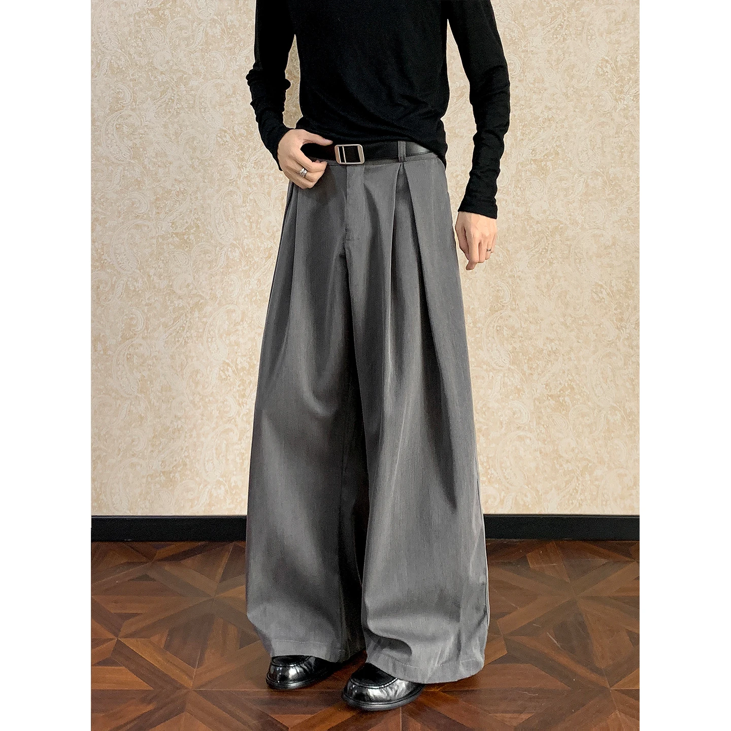 Men's Casual Trousers High Waist Straight Leg Folded Knife Style Draped Loose Fit Summer Commute Casual Long Pants
Men's Casual Trousers High Waist Straight Leg Folded Knife Style Draped Loose Fit Summer Commute Casual Long Pants