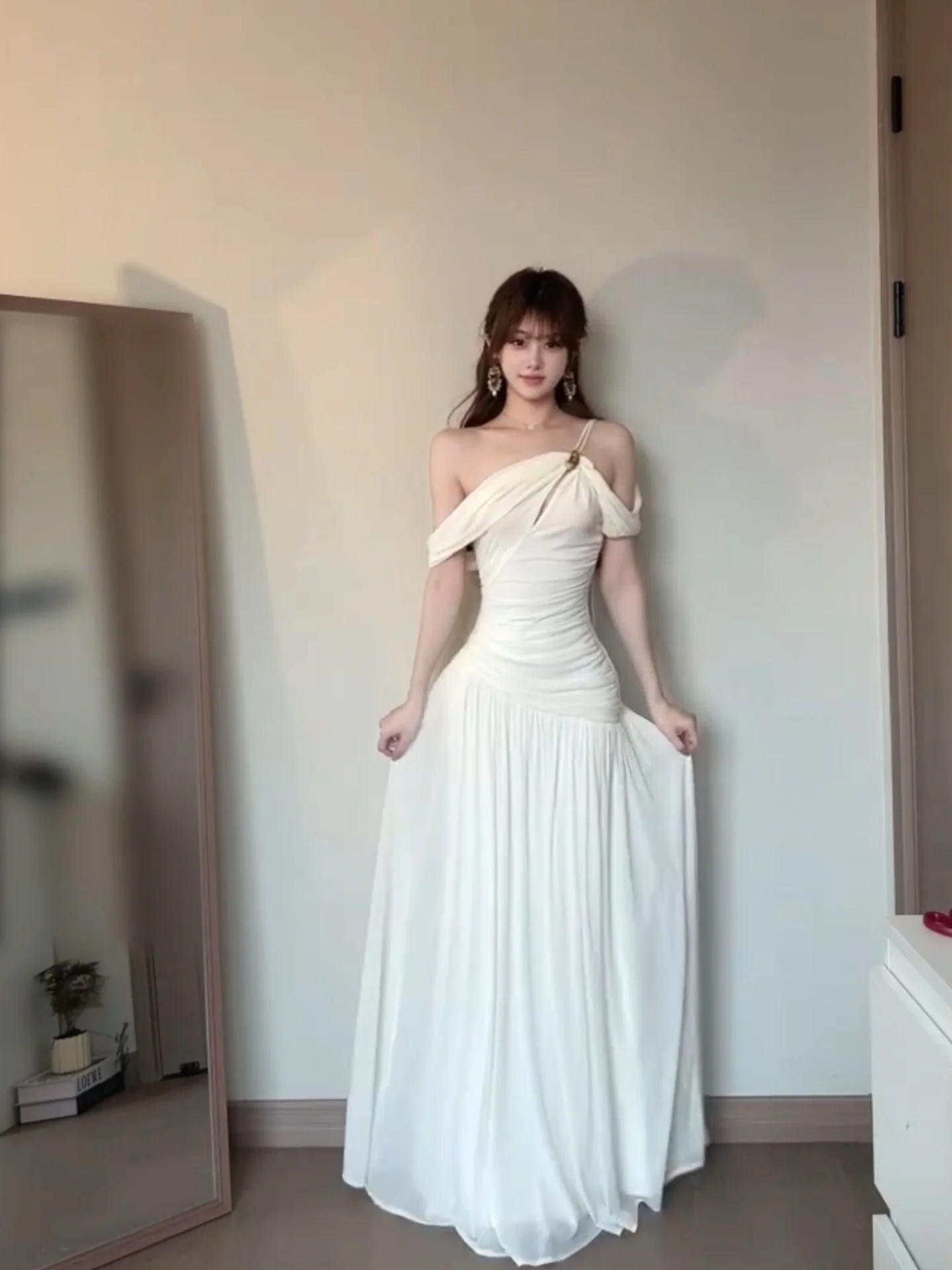 White One-Shoulder Bow-Tied Dress Women's Spring High-End Waist-Cinching Slimming Birthday Long Dress French Style Polyester
White One-Shoulder Bow-Tied Dress Women's Spring High-End Waist-Cinching Slimming Birthday Long Dress French Style Polyester
