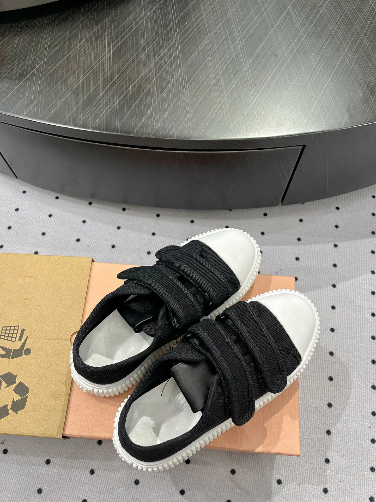 HOOK&LOOP Shoes 2024 Early Spring Fashion Versatile Casual Little White Shoes Thick Sole Board Shoes Women's Shoes
HOOK&LOOP Shoes 2024 Early Spring Fashion Versatile Casual Little White Shoes Thick Sole Board Shoes Women's Shoes
