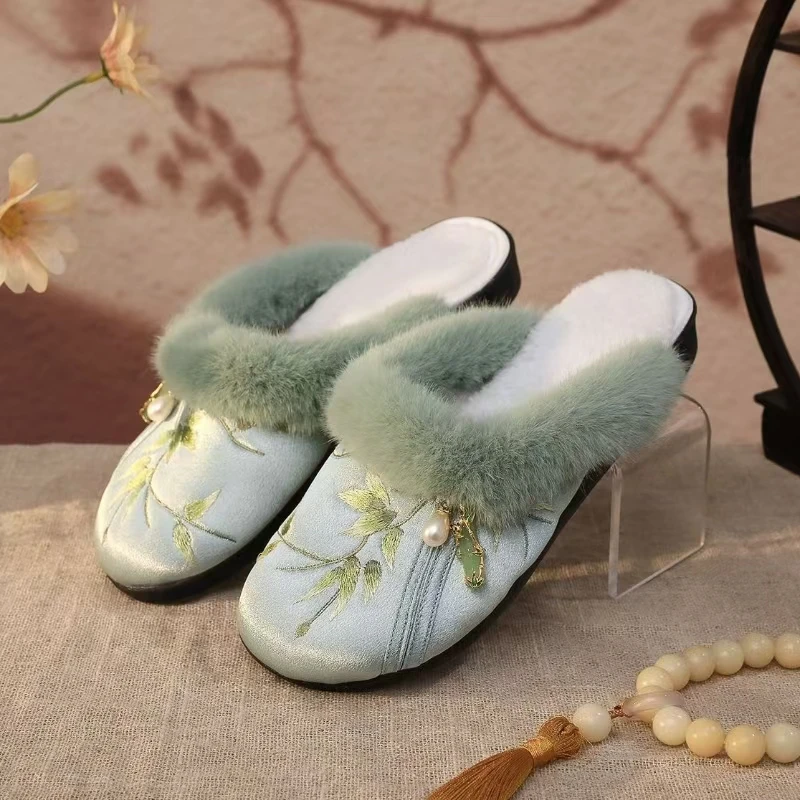 Новые зимние женские тапочки-баоту с вышивкой, в этническом стиле, с мягкой подошвой, плюшевые, теплые, пушистые, для улицы, в стиле Ханьфу
Новые зимние женские тапочки-баоту с вышивкой, в этническом стиле, с мягкой подошвой, плюшевые, теплые, пушистые, для улицы, в стиле Ханьфу