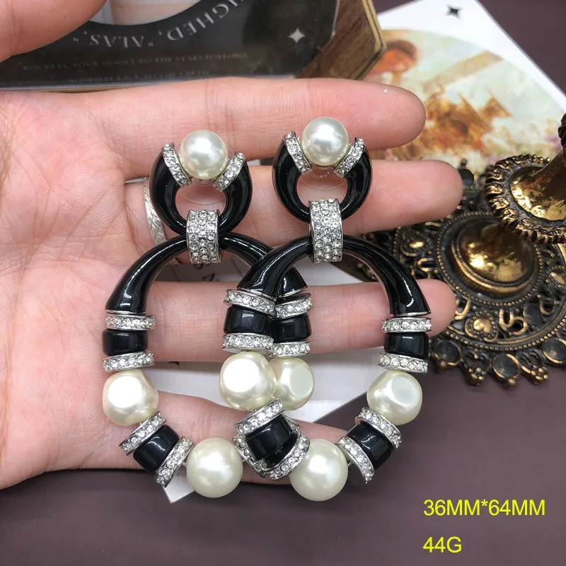 Vintage Court Style Earrings Fashion Design Black Enamel Glaze Special-shaped Pearl Diamond Stud Earrings Long Elegant Earrings
Vintage Court Style Earrings Fashion Design Black Enamel Glaze Special-shaped Pearl Diamond Stud Earrings Long Elegant Earrings