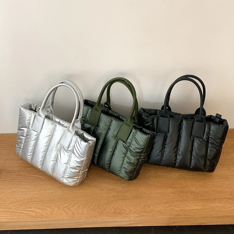 Большая вместительная сумка-тоут, женская сумка через плечо, полосатая цветная модная сумка, сумка для поездок на работу, с магнитной застежкой.
Большая вместительная сумка-тоут, женская сумка через плечо, полосатая цветная модная сумка, сумка для поездок на работу, с магнитной застежкой.