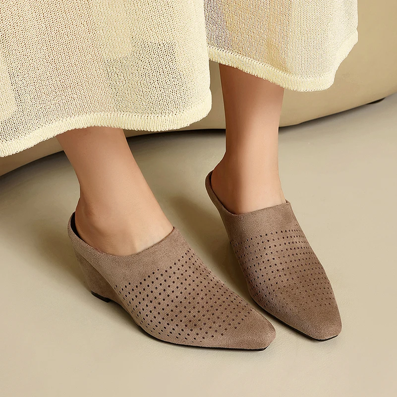 Matte Velvet Material Hollowed Small Holes Flat Bottomed Slope Heel Casual Slippers Wearing Women's Outdoor Slippers
Matte Velvet Material Hollowed Small Holes Flat Bottomed Slope Heel Casual Slippers Wearing Women's Outdoor Slippers
