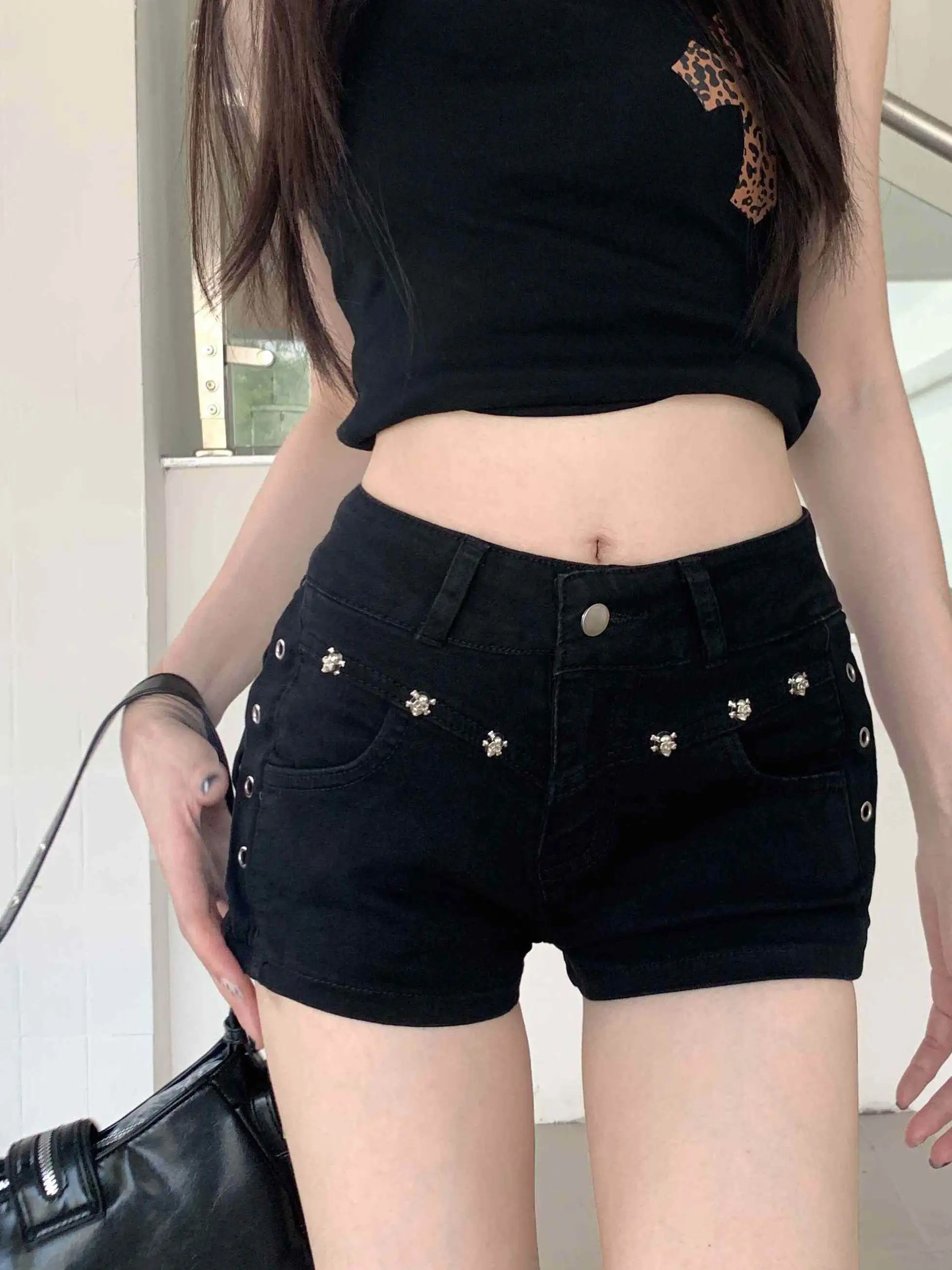 Retro American Low Waist Rivet Denim Shorts Women's Summer New Slimming Versatile Design Ultra-Short Hot Pants Commute Style
Retro American Low Waist Rivet Denim Shorts Women's Summer New Slimming Versatile Design Ultra-Short Hot Pants Commute Style