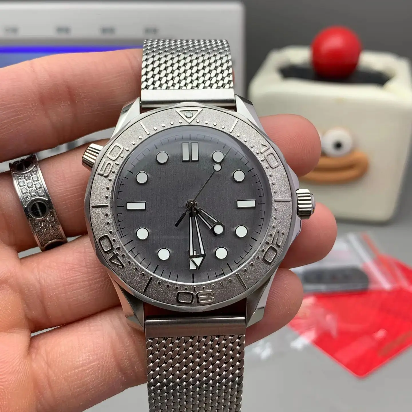 Customized watch, 42mm, sapphire glass mirror, custom integrated movement, stainless steel strap
Customized watch, 42mm, sapphire glass mirror, custom integrated movement, stainless steel strap