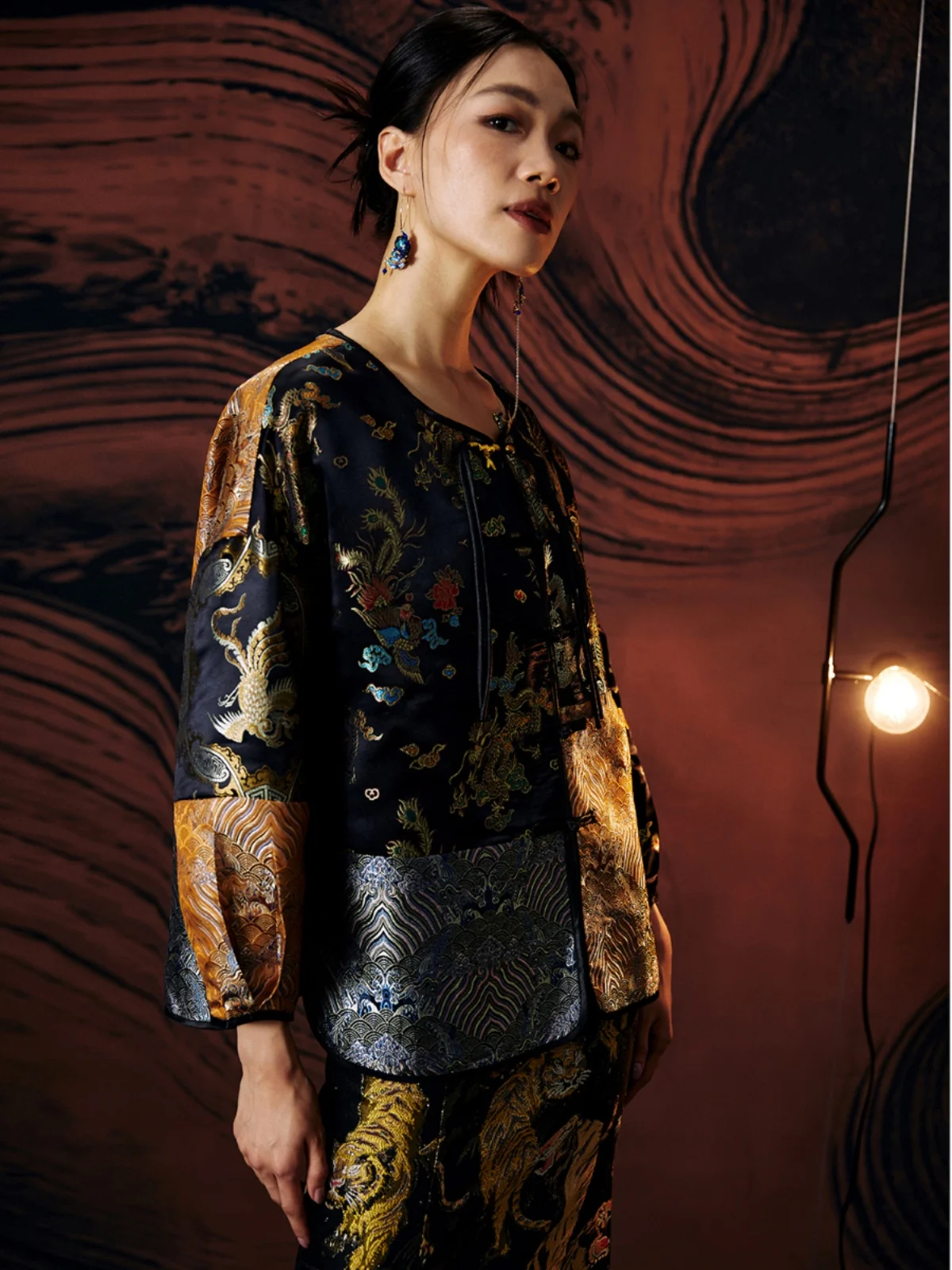 Оригинальный дизайн: модный женский топ в китайском стиле с вышивкой и аппликацией в виде дракона и феникса, на пуговицах.
Оригинальный дизайн: модный женский топ в китайском стиле с вышивкой и аппликацией в виде дракона и феникса, на пуговицах.