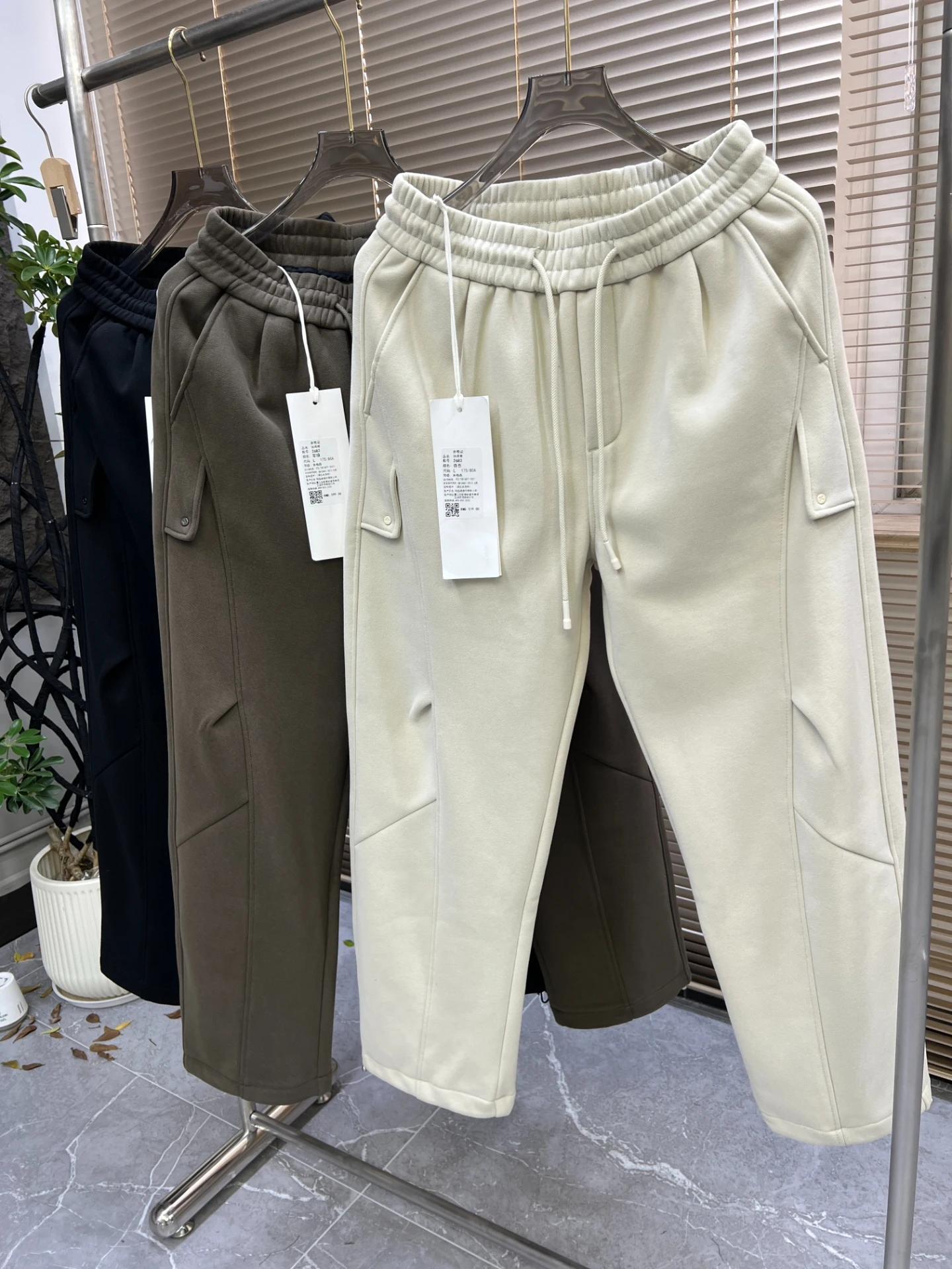 Модные прямые брюки на подкладке с регулируемыми манжетами, мягкие, приятные для кожи, не объемные, теплые повседневные брюки для мужчин
Модные прямые брюки на подкладке с регулируемыми манжетами, мягкие, приятные для кожи, не объемные, теплые повседневные брюки для мужчин