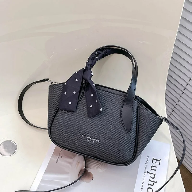 Popular Elegant Leather Shoulder Bag For Women, Designer Handbag With Gold Hardware, Classic Crossbody Bag
Popular Elegant Leather Shoulder Bag For Women, Designer Handbag With Gold Hardware, Classic Crossbody Bag