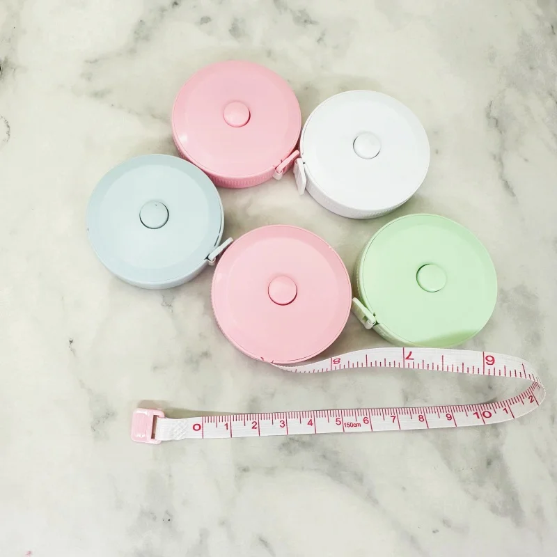 Мягкая рулетка 1,5 м с самоблокирующимся механизмом, двойной шкалой (сантиметры/дюймы), гибкая линейка для измерения тела, инструмент для шитья
Мягкая рулетка 1,5 м с самоблокирующимся механизмом, двойной шкалой (сантиметры/дюймы), гибкая линейка для измерения тела, инструмент для шитья