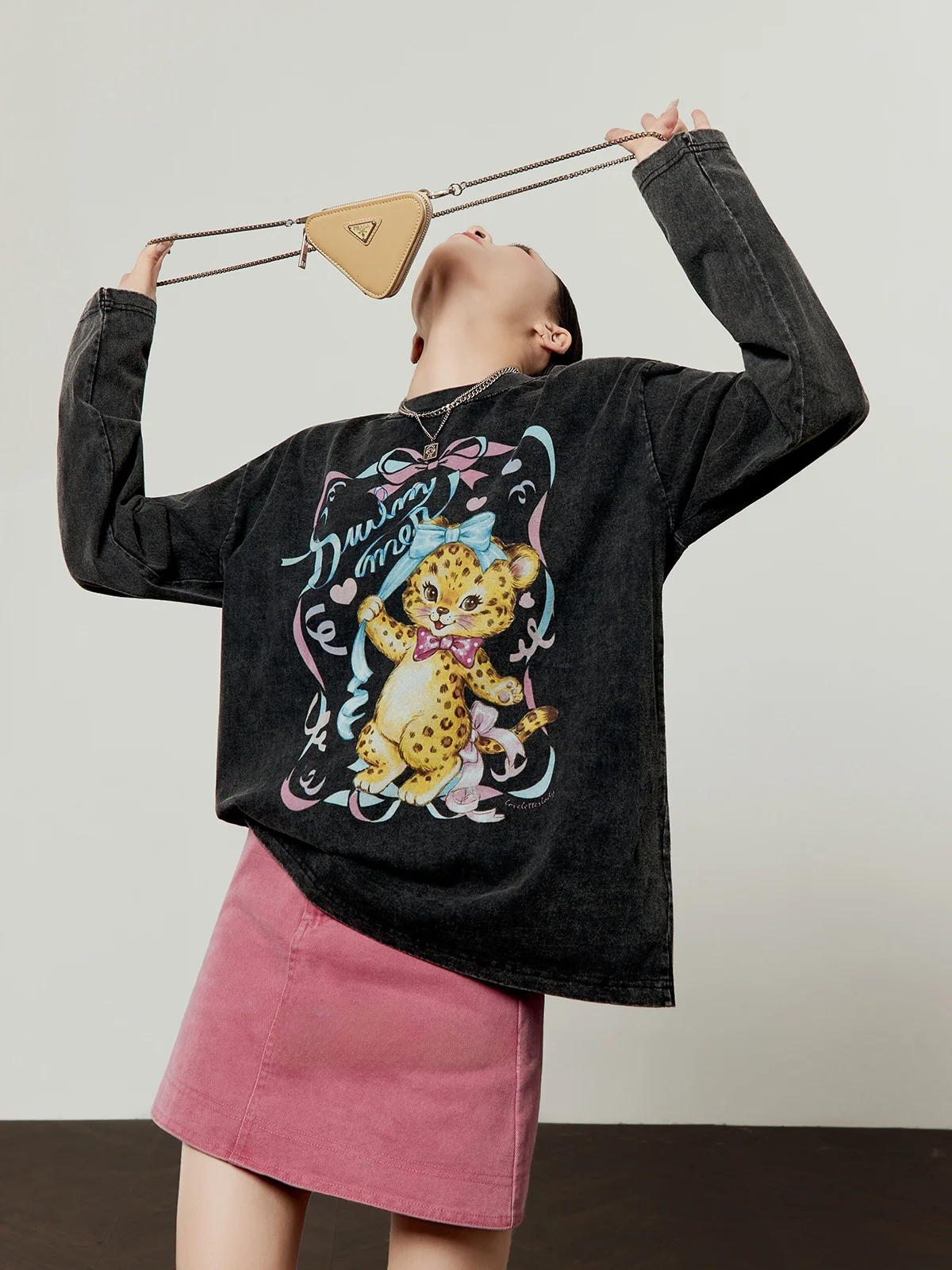 Свободный женский топ с длинными рукавами и леопардовым принтом, летняя новинка, повседневная удобная футболка с модным принтом
Свободный женский топ с длинными рукавами и леопардовым принтом, летняя новинка, повседневная удобная футболка с модным принтом