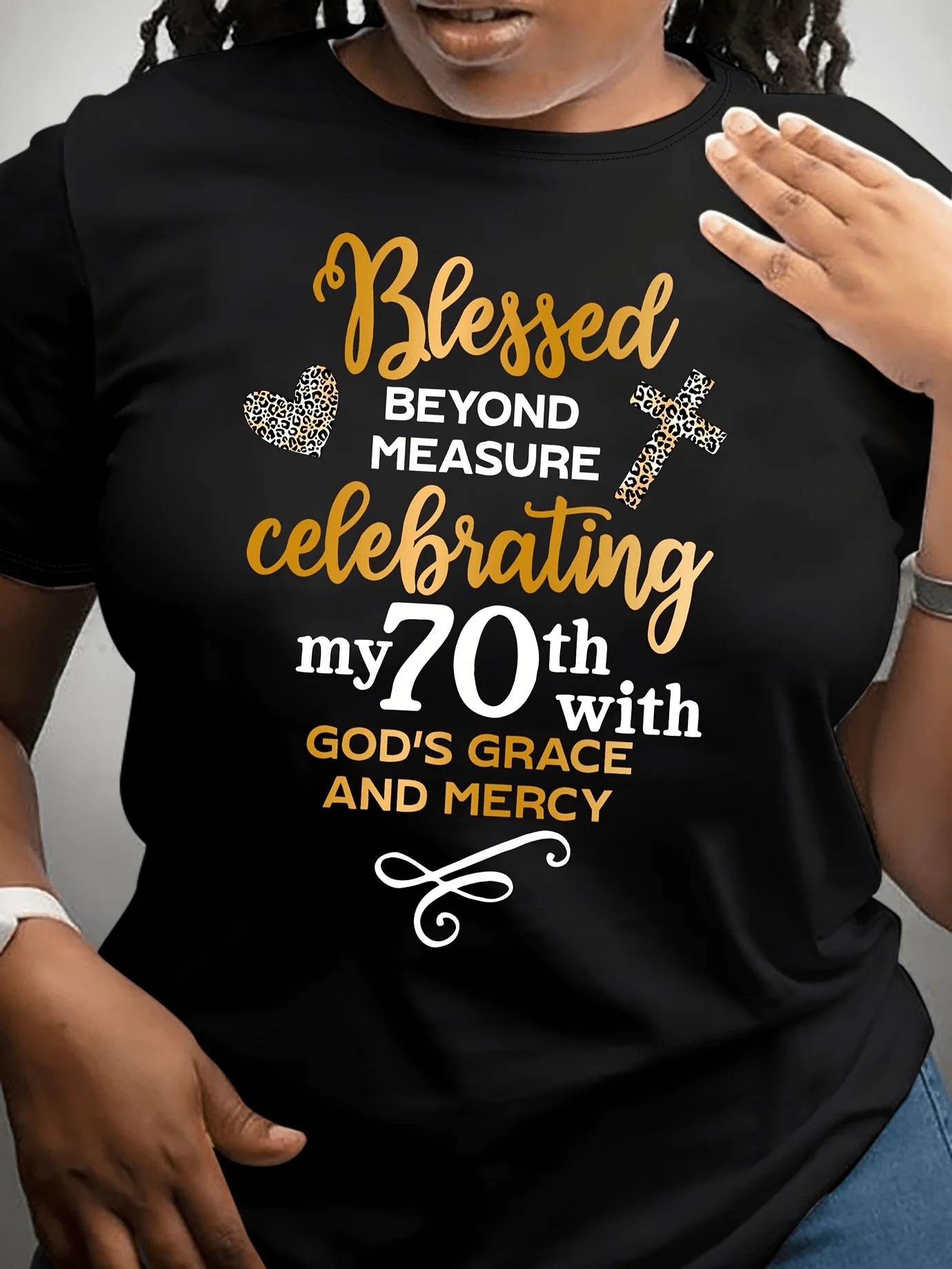 Plus Size - Plus Size - Plus Size Women's 70Th Birthday Outfit - "Unlimited Blessings" Gold Print T-Shirt, Suitable for 70-Year-Olds, Elegant Cross Heart Age Celebration Gift, Machine Washable Casual Round Neck Short Sleeve
Plus Size - Plus Size - Plus Size Women's 70Th Birthday Outfit - "Unlimited Blessings" Gold Print T-Shirt, Suitable for 70-Year-Olds, Elegant Cross Heart Age Celebration Gift, Machine Washable Casual Round Neck Short Sleeve