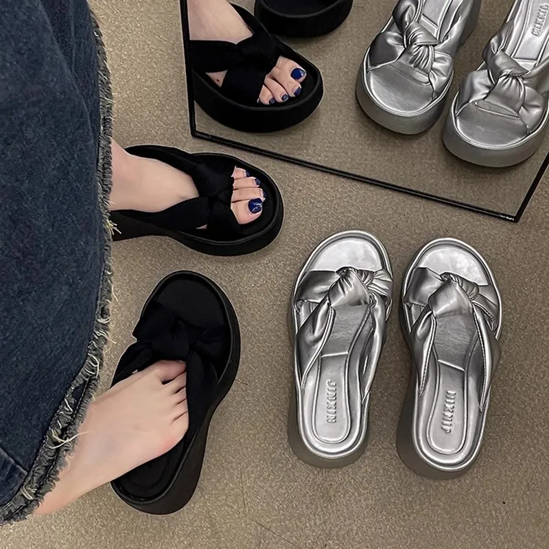 Cool drag women's 2026 summer new versatile thick slippers French fashion matching skirt
Cool drag women's 2026 summer new versatile thick slippers French fashion matching skirt