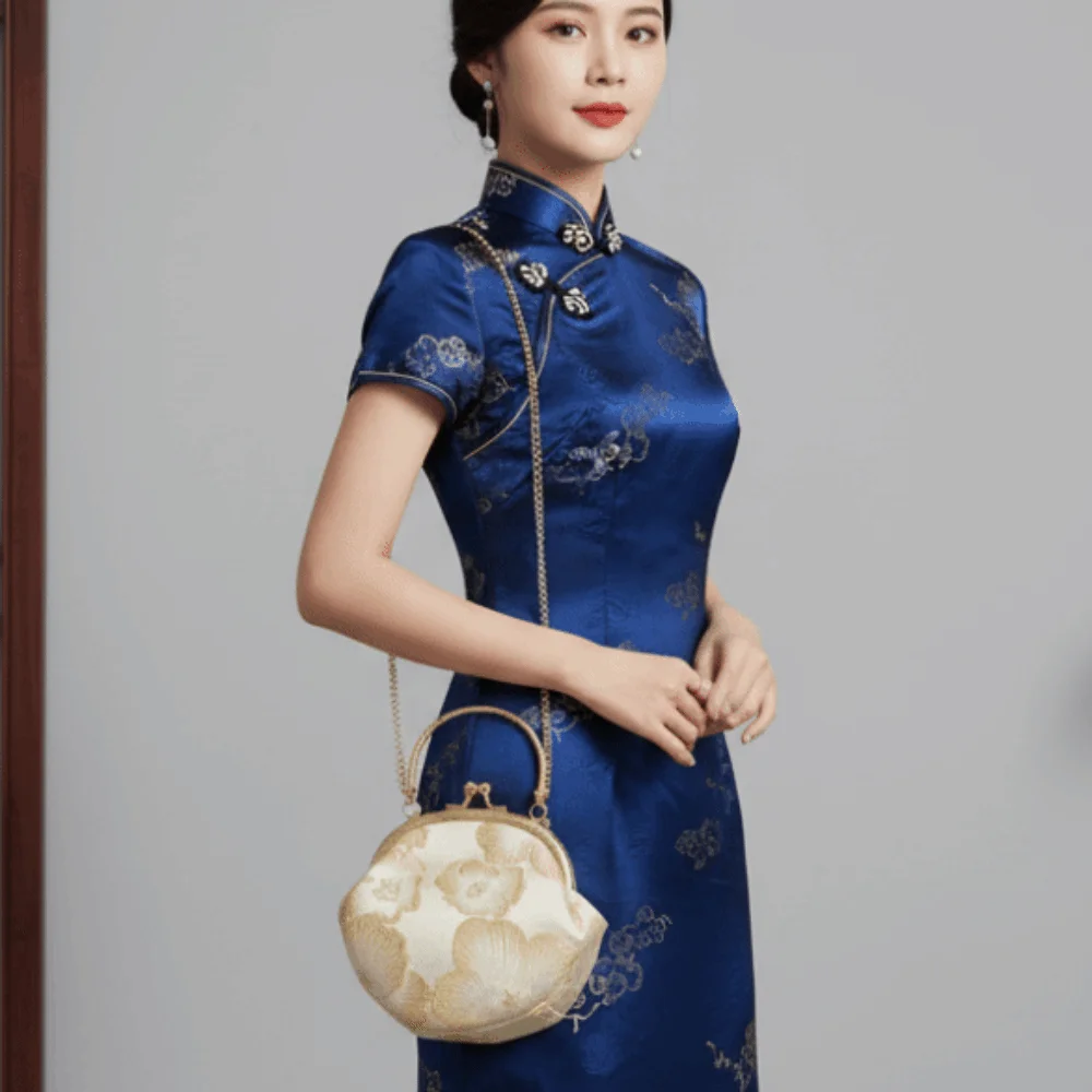 Floral Brocade Cheongsam Bag Satin Fabric Jacquard Kiss Lock Purse Detachable Chain Mini Size Embroidered Clutch Elegant Ladies
Floral Brocade Cheongsam Bag Satin Fabric Jacquard Kiss Lock Purse Detachable Chain Mini Size Embroidered Clutch Elegant Ladies