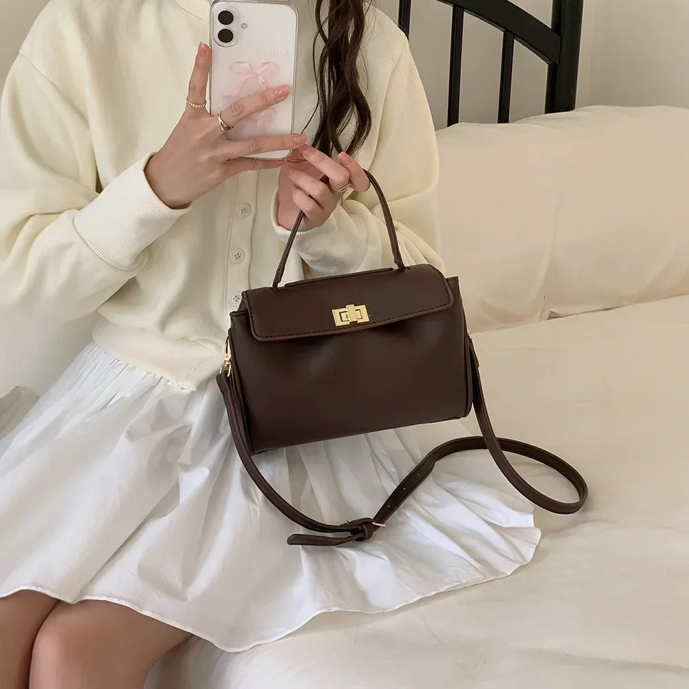 Ladies Fashion Mirror Surface Handbag Versatile Single Shoulder Crossbody Bag Vintage Style Soft PU Leather Square Shape
Ladies Fashion Mirror Surface Handbag Versatile Single Shoulder Crossbody Bag Vintage Style Soft PU Leather Square Shape