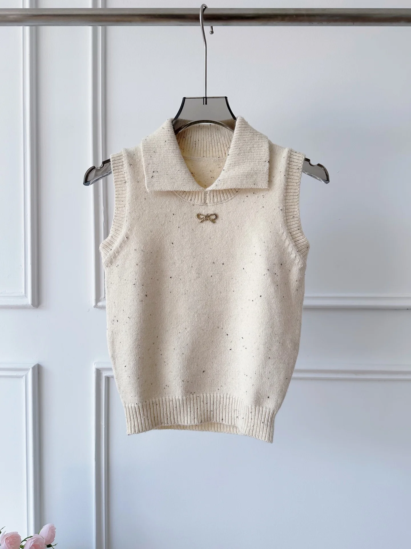Elegant Knitted Vest with Collar And Knot Small Fragrance Style Fashionable Slim Fit Short Length Women's Top
Elegant Knitted Vest with Collar And Knot Small Fragrance Style Fashionable Slim Fit Short Length Women's Top