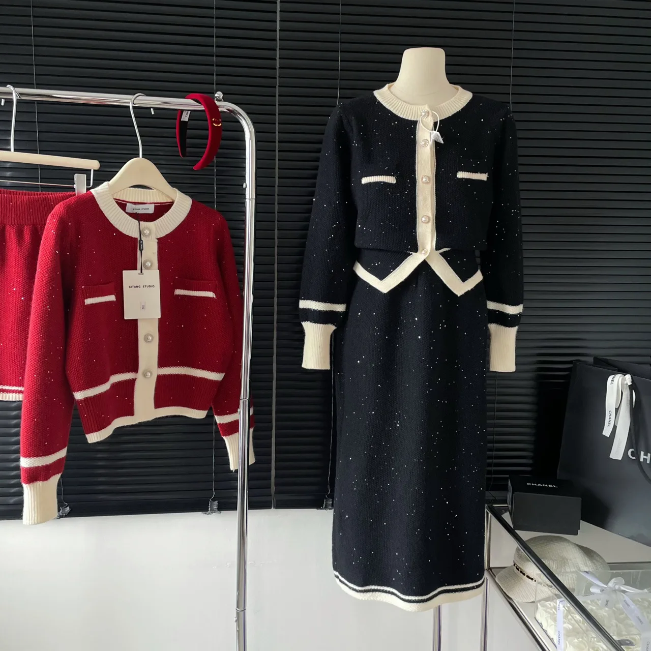 Women Knitting Two-Piece Suit Autumn Winter Single-Breasted Cardigan Slim Skirt Set O-Neck Patchwork Sequin Sweater
Women Knitting Two-Piece Suit Autumn Winter Single-Breasted Cardigan Slim Skirt Set O-Neck Patchwork Sequin Sweater